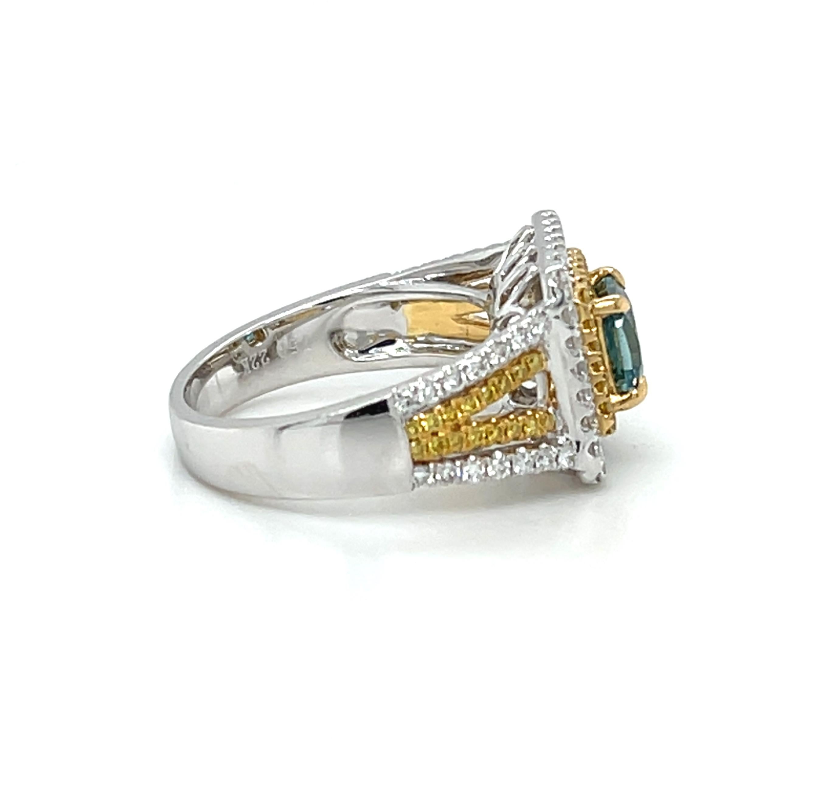 Taille radiant Bague en or 18k avec halo de zircon bleu, diamant blanc et diamant jaune de taille radieuse en vente