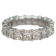 Diamant taille radiante de 5,67 carats. Bague d'éternité en or blanc 14k