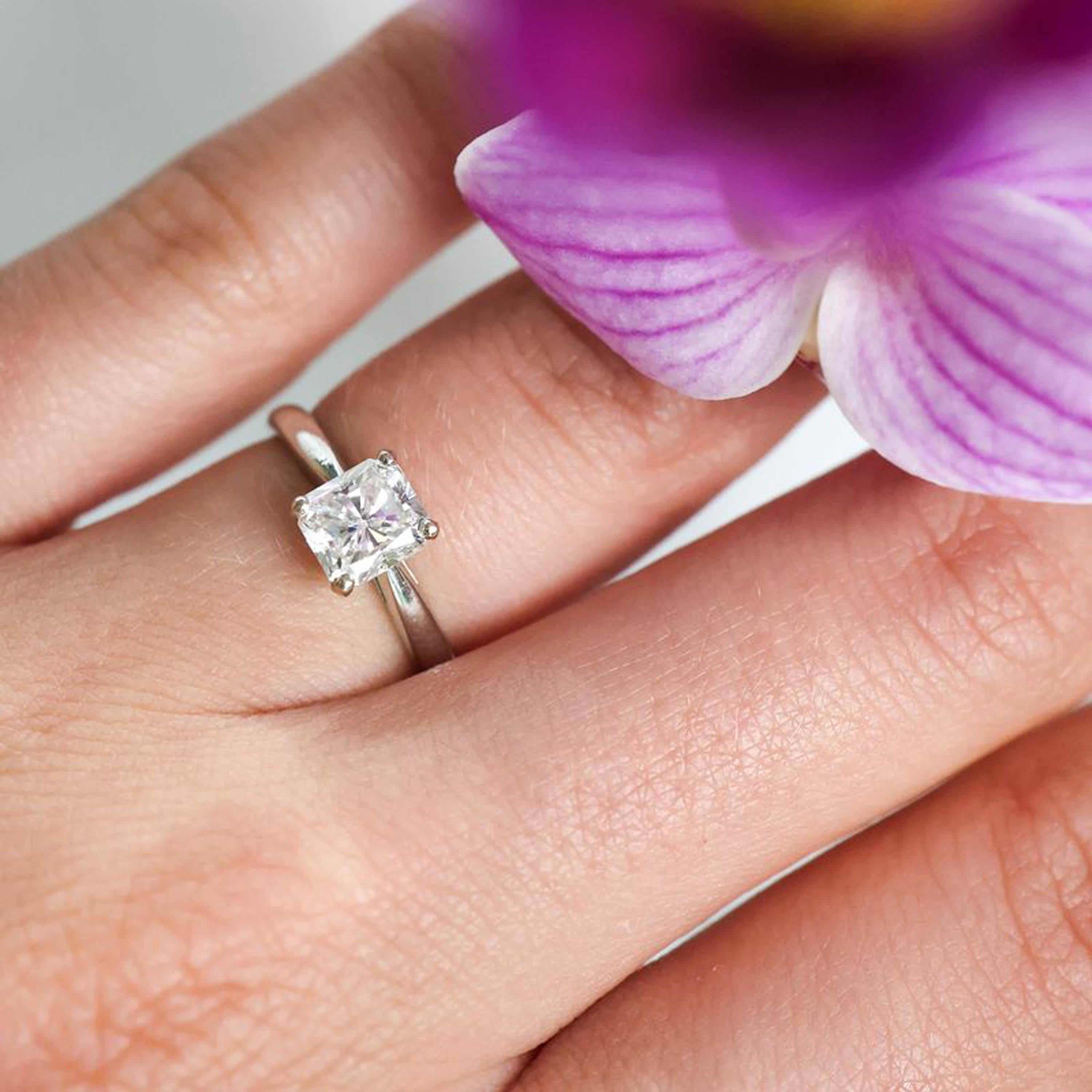 Anello con diamante a pietra singola, con un diamante a taglio radiante da 1,01 ct, colore H, purezza SI1, in un'incastonatura a quattro griffe, montato in platino e accompagnato da un certificato EGL.