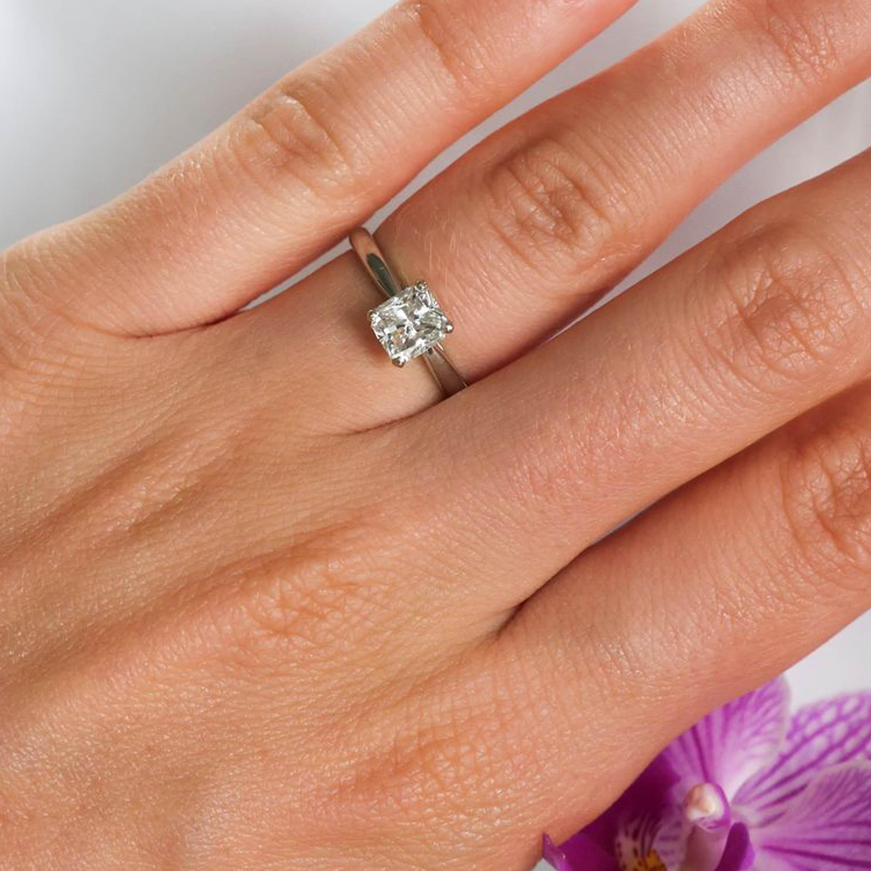 Taglio radiant Anello solitario in platino con diamante a taglio radiante, 1,01 carati H. H. SI1 in vendita