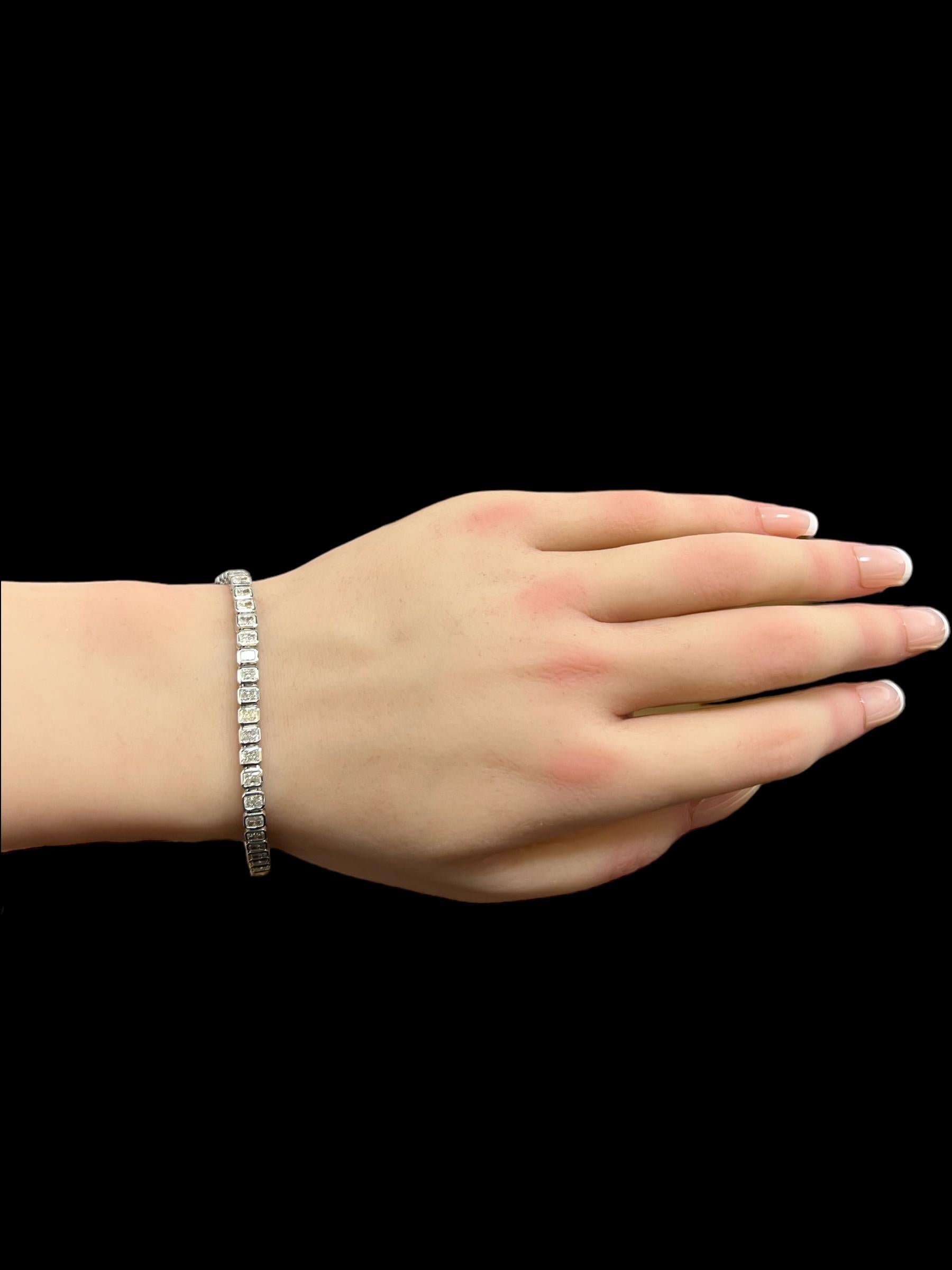 Moderne Bracelet en or blanc 18 carats avec diamants taille radiant (6,65 carats VVS) par Arnav en vente