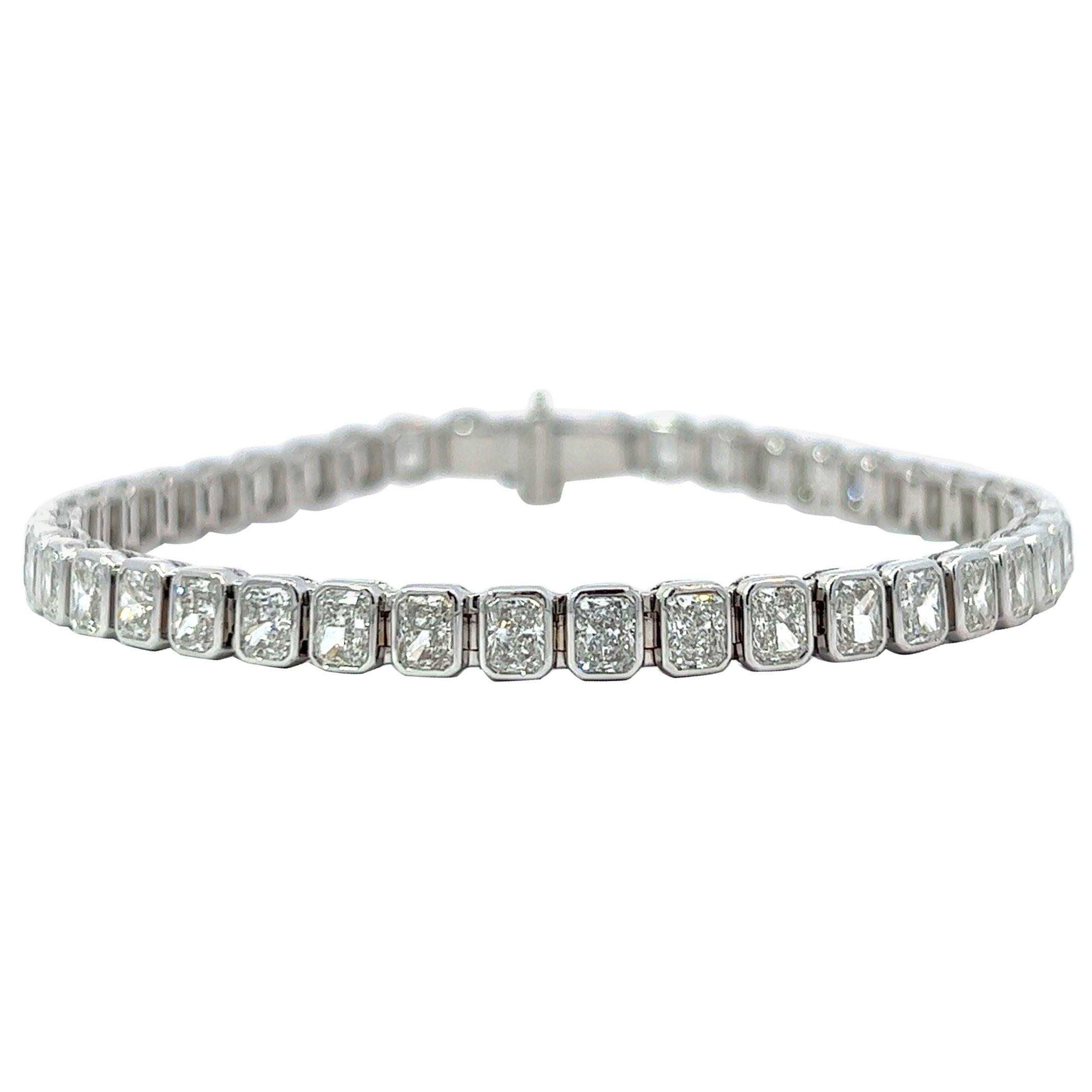Armband aus 18 Karat Weißgold mit Diamanten im Strahlenschliff (8,35 VVS) von Arnav im Angebot