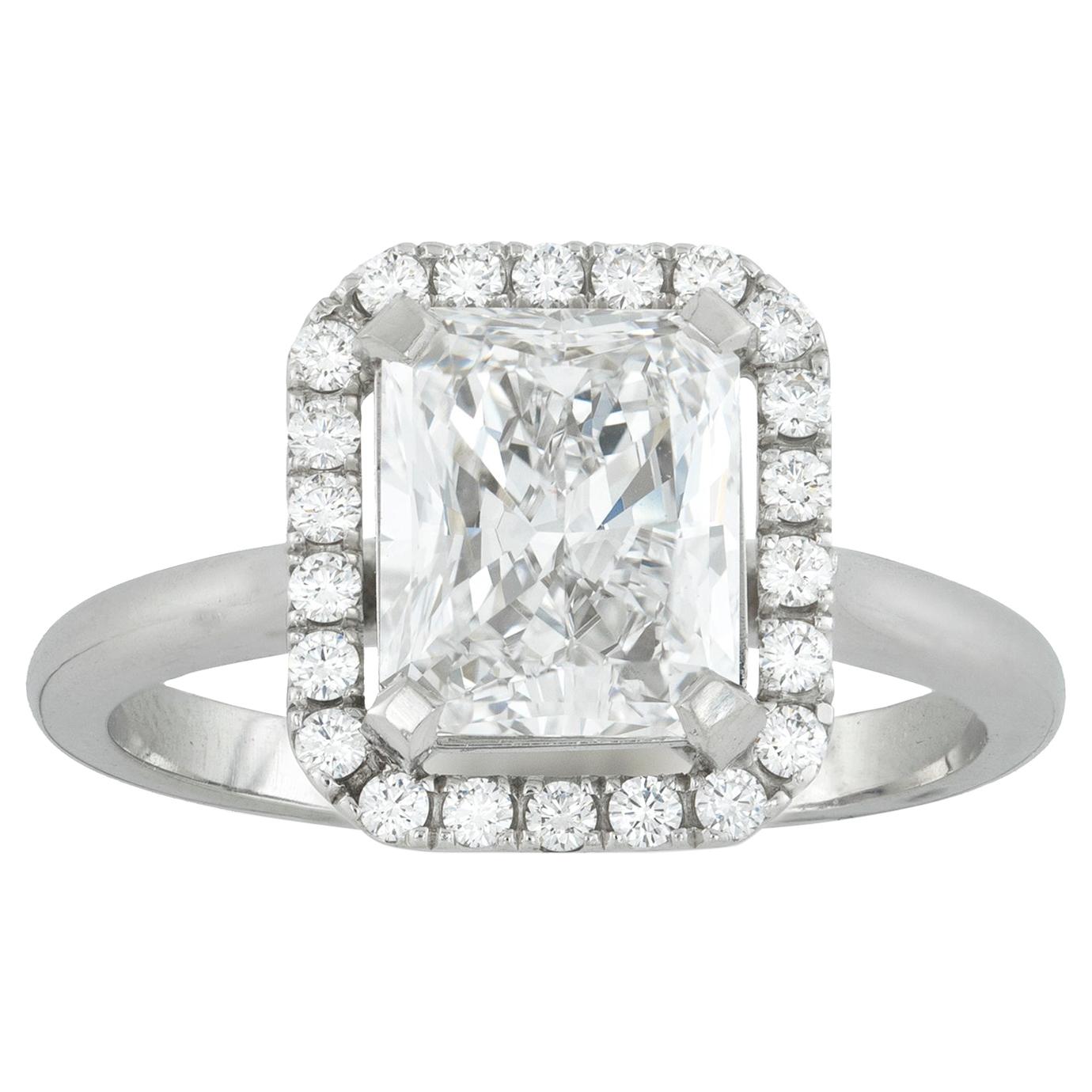 GIA Certified 1.91 carat Radiant-Cut Diamond Cluster Ring For Sale