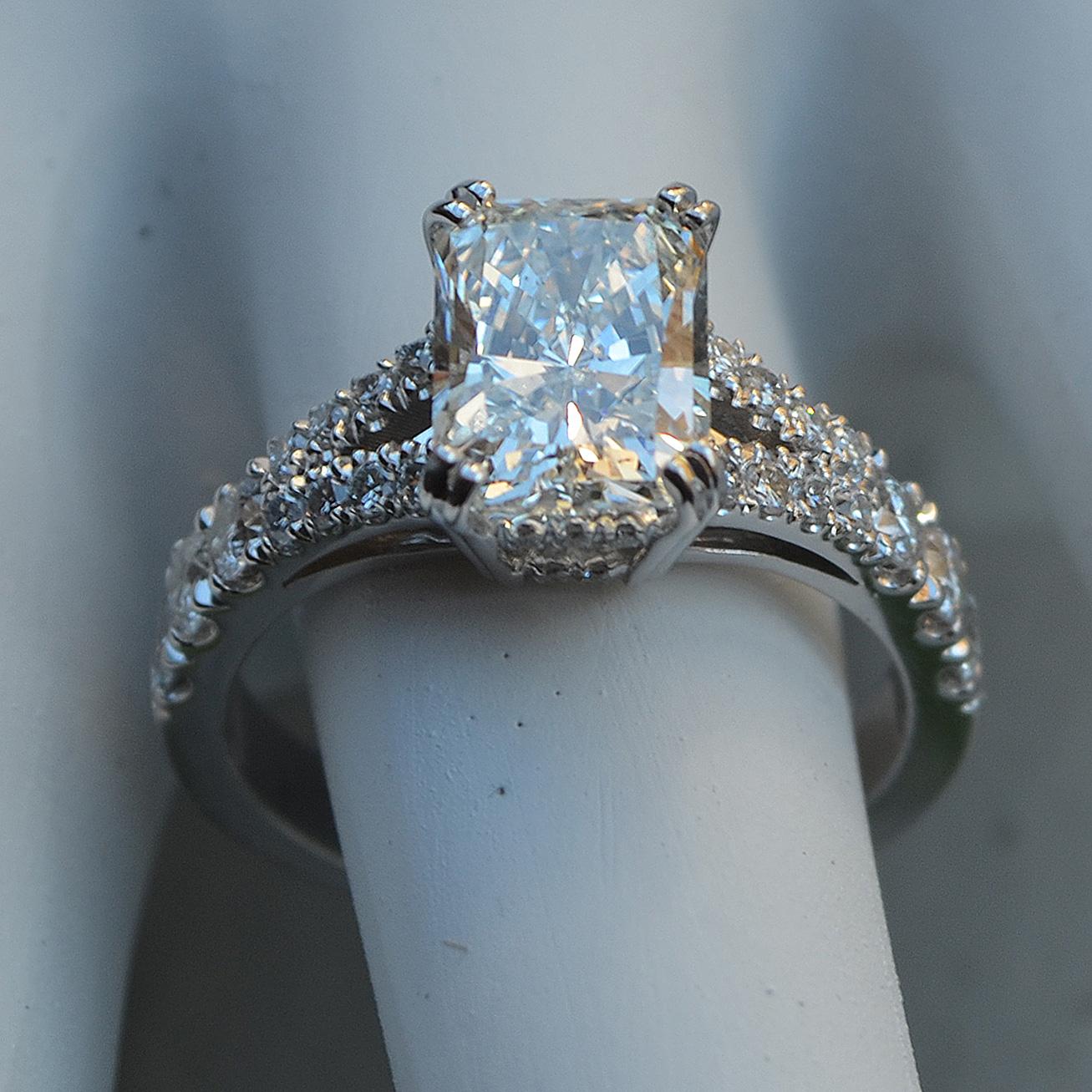 Radiant Cut Diamond Engagement Ring, Split Shank 1.5 Center, 2.1 Carat In New Condition For Sale In West Hollywood, CA