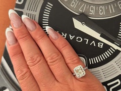 Anello di fidanzamento con diamante taglio Radiant e montatura a halo in oro bianco 18 carati