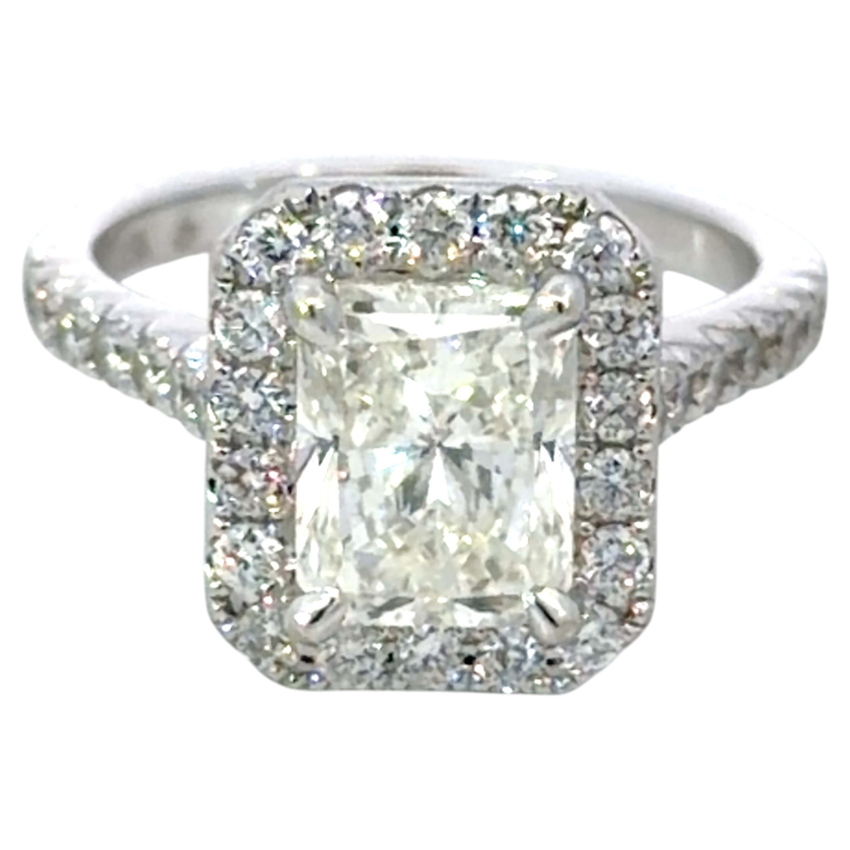 Verlobungsring mit Diamant im Radiant-Schliff und Halo-Fassung aus 18-karätigem Weißgold