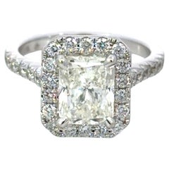 Anello di fidanzamento con diamante taglio Radiant e montatura a halo in oro bianco 18 carati