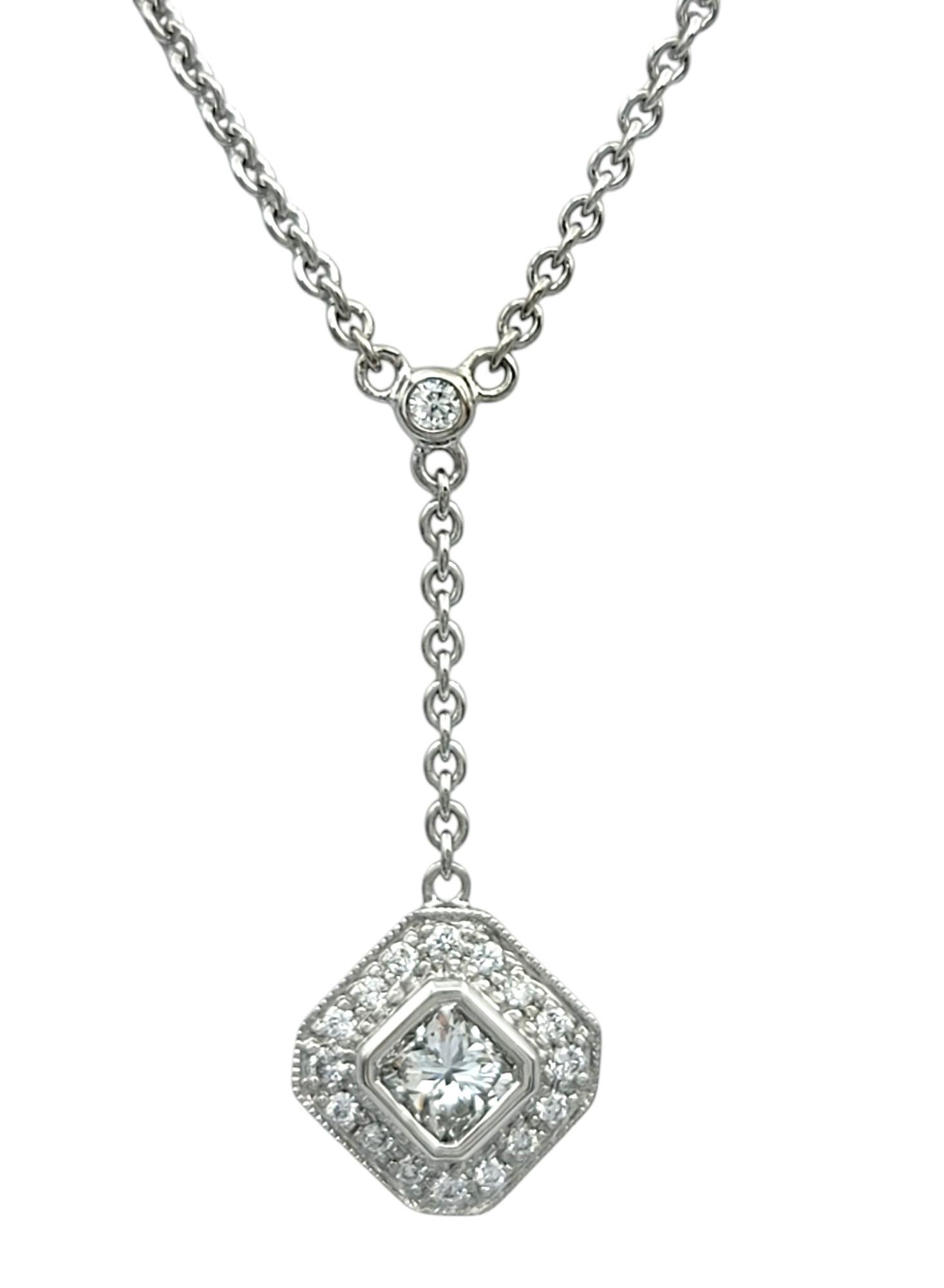 Élevez votre collection de bijoux avec ce collier lariat époustouflant, parfait mélange d'élégance moderne et de sophistication intemporelle. Réalisée en or blanc 14 carats lumineux, cette pièce est conçue pour captiver. Au cœur du collier se trouve