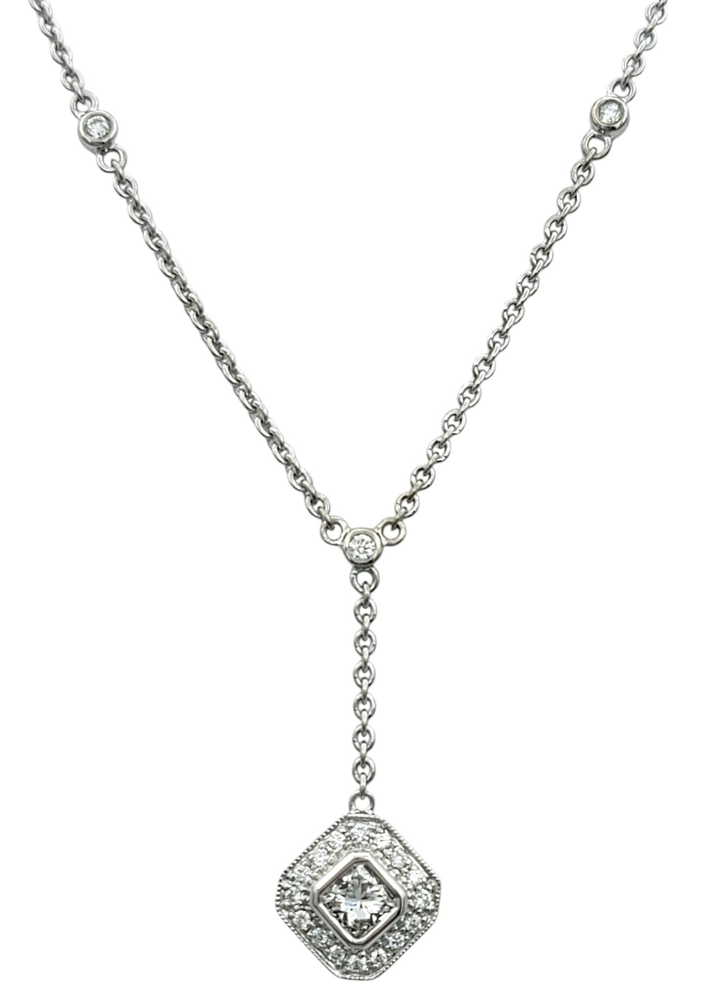 Contemporain Collier station de style Lariat en or blanc 14 carats avec diamants taille radiant en vente