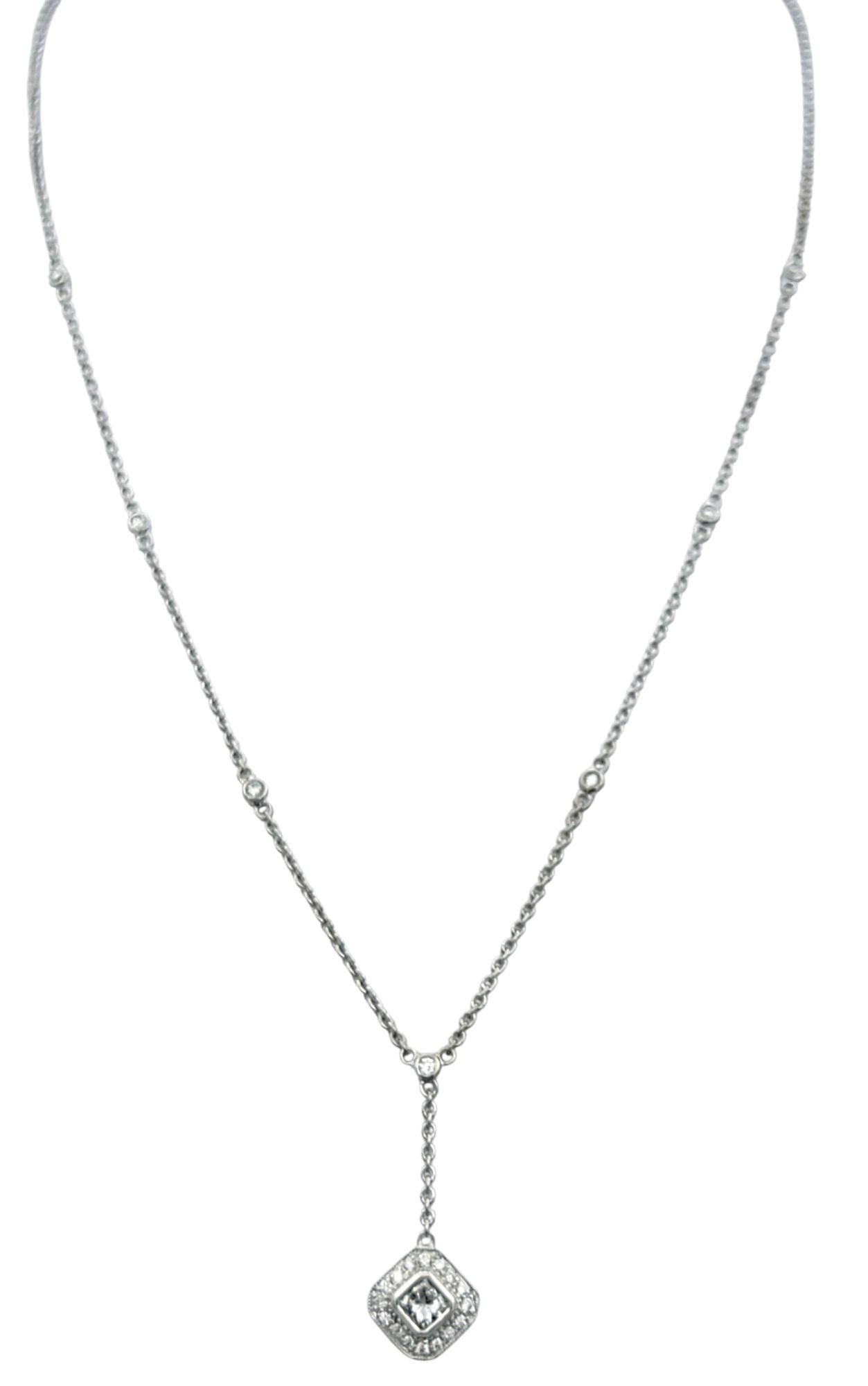 Taille radiant Collier station de style Lariat en or blanc 14 carats avec diamants taille radiant en vente