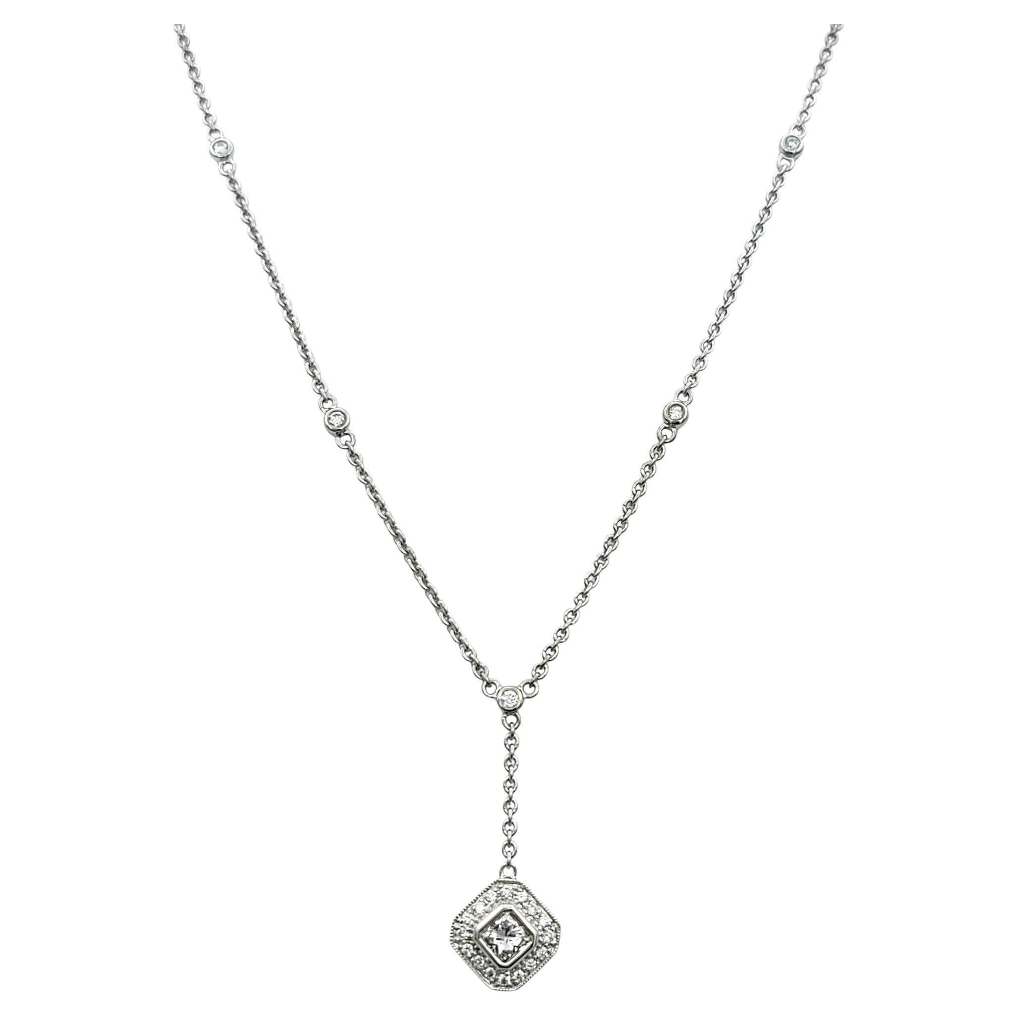 Collana station con diamanti taglio radiante a forma di cerchio in stile lariat in oro bianco 14 carati
