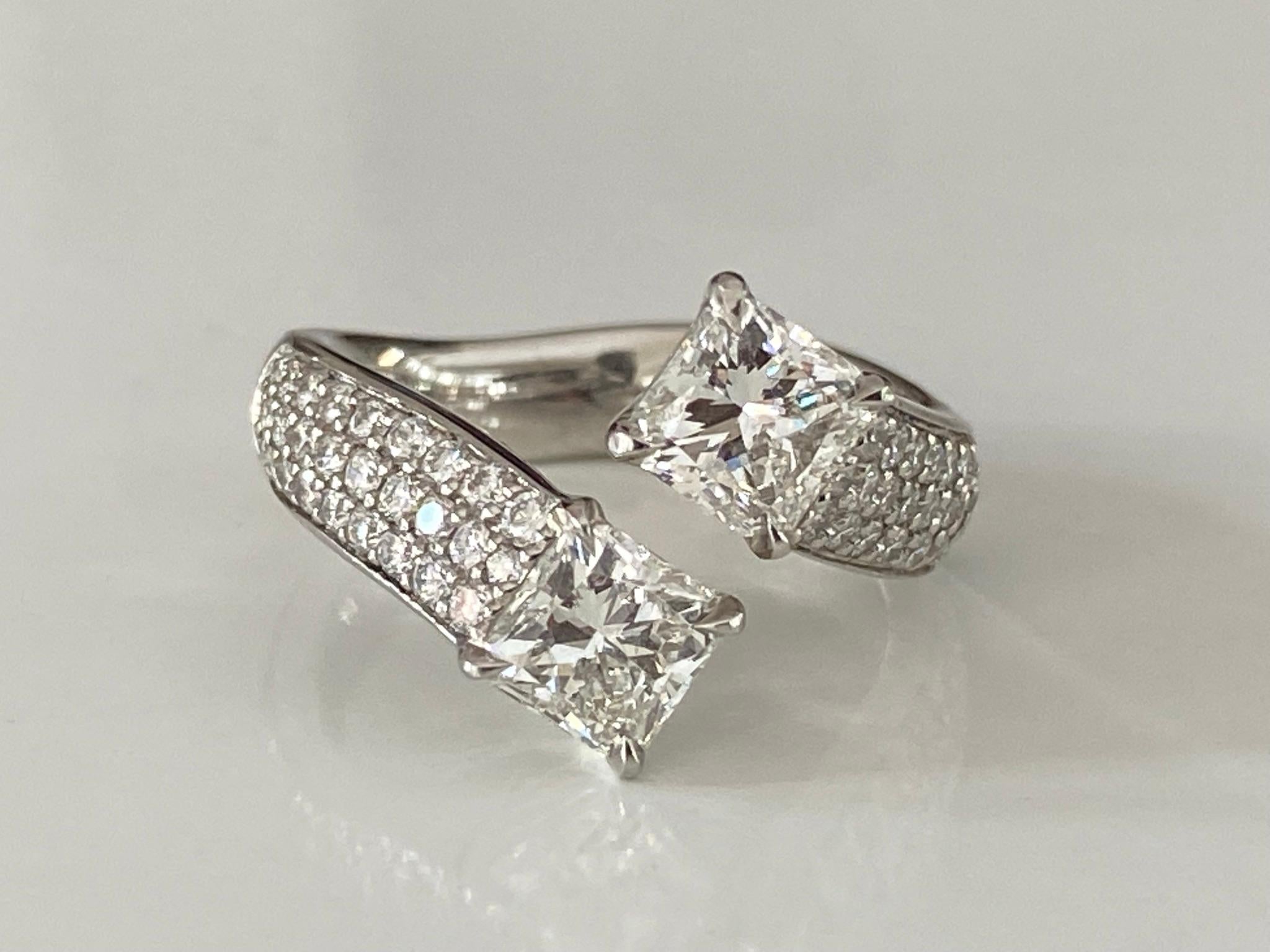 Dieser atemberaubende Bypass-Ring besteht aus zwei natürlichen Diamanten im Brillantschliff mit einem Gesamtgewicht von 2,00 Karat, Farbe H, Reinheit VS, auf einem funkelnden, mit Diamanten besetzten Platinband. Die runden Diamanten haben insgesamt