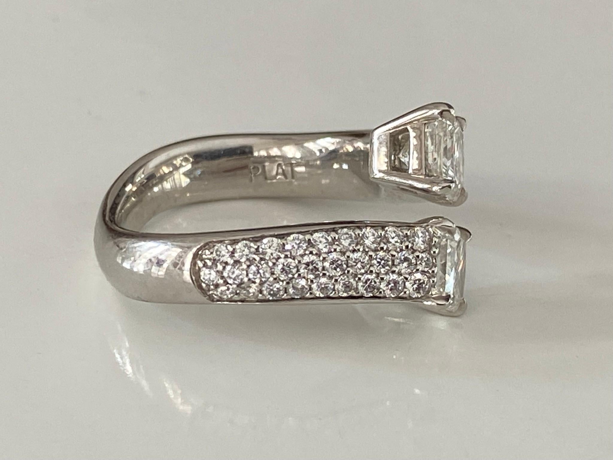 Bypass-Ring mit Diamant im Radiant-Schliff und Pave (Radiantschliff) im Angebot
