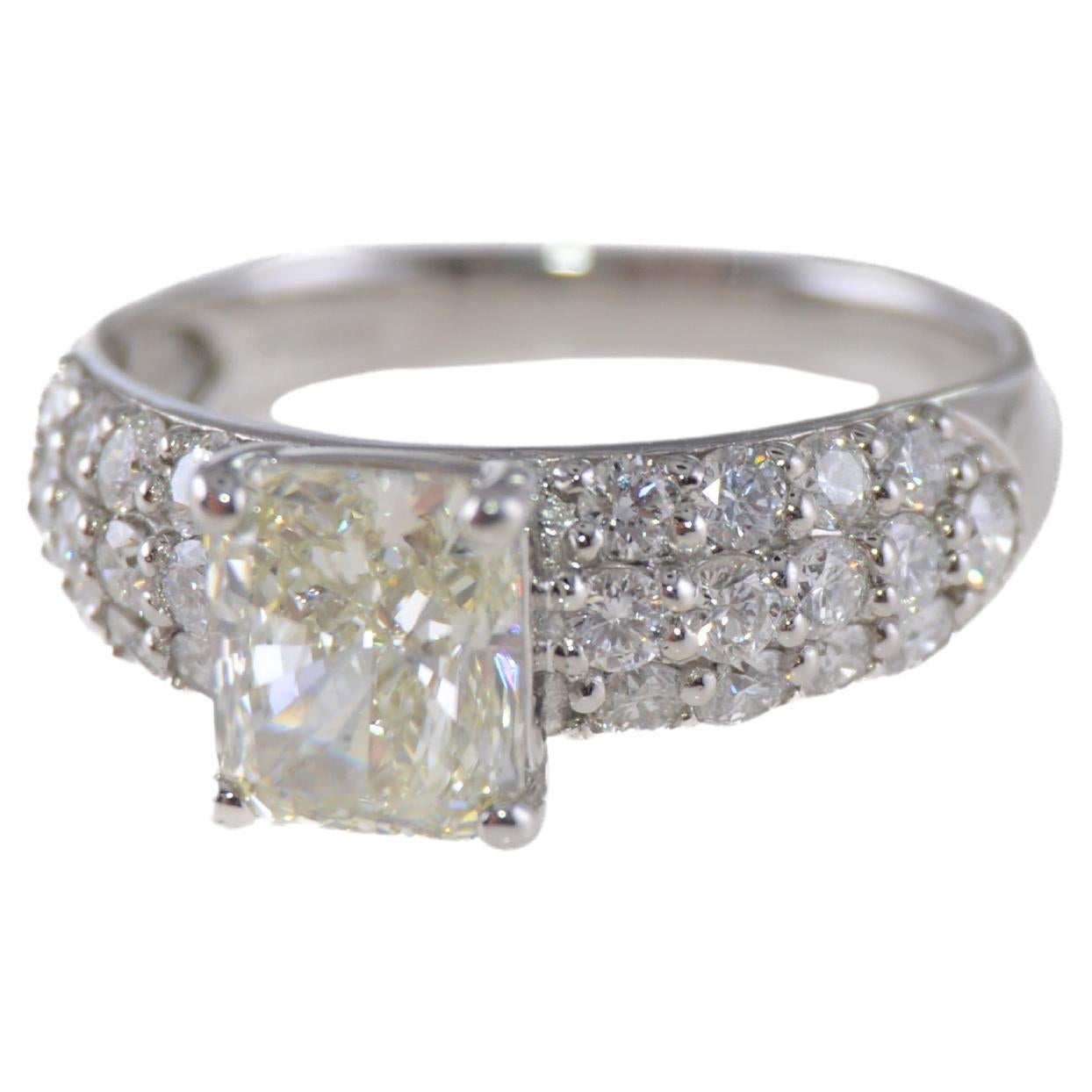 Women's Radiant Cut Diamond Platinum Engagement Ring For Sale