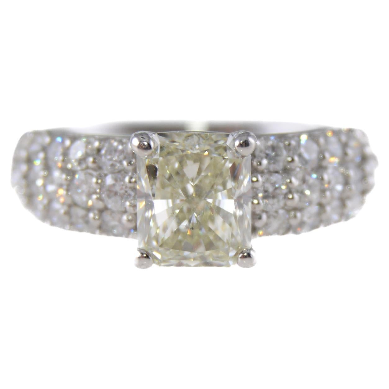 Anello di fidanzamento in platino con diamante a taglio radiante