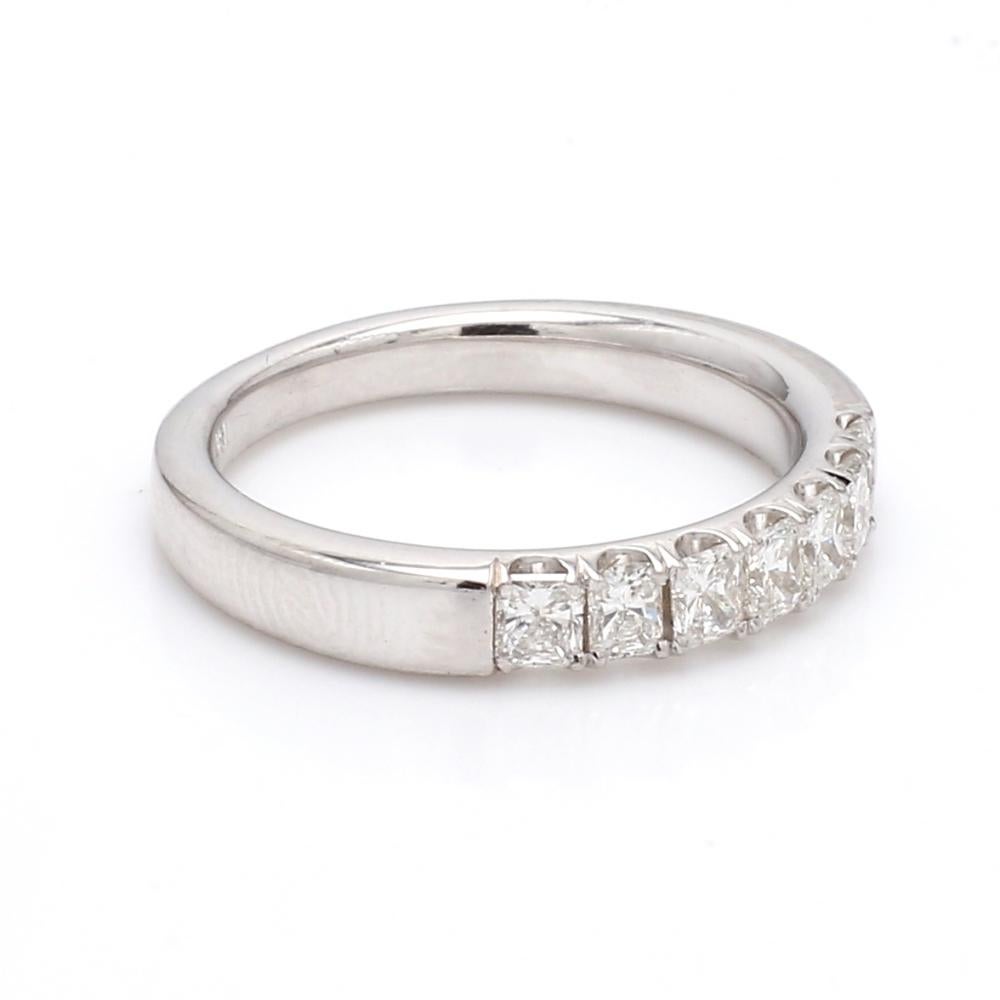 Anello in oro 18k con diamanti taglio radiante

Questo elegante anello in oro 18 carati sfoggia 0,66 carati di diamanti a taglio radiante, che emanano una raffinata brillantezza. Con un peso di 5,0 grammi e una dimensione di 6,5, questo pezzo è una