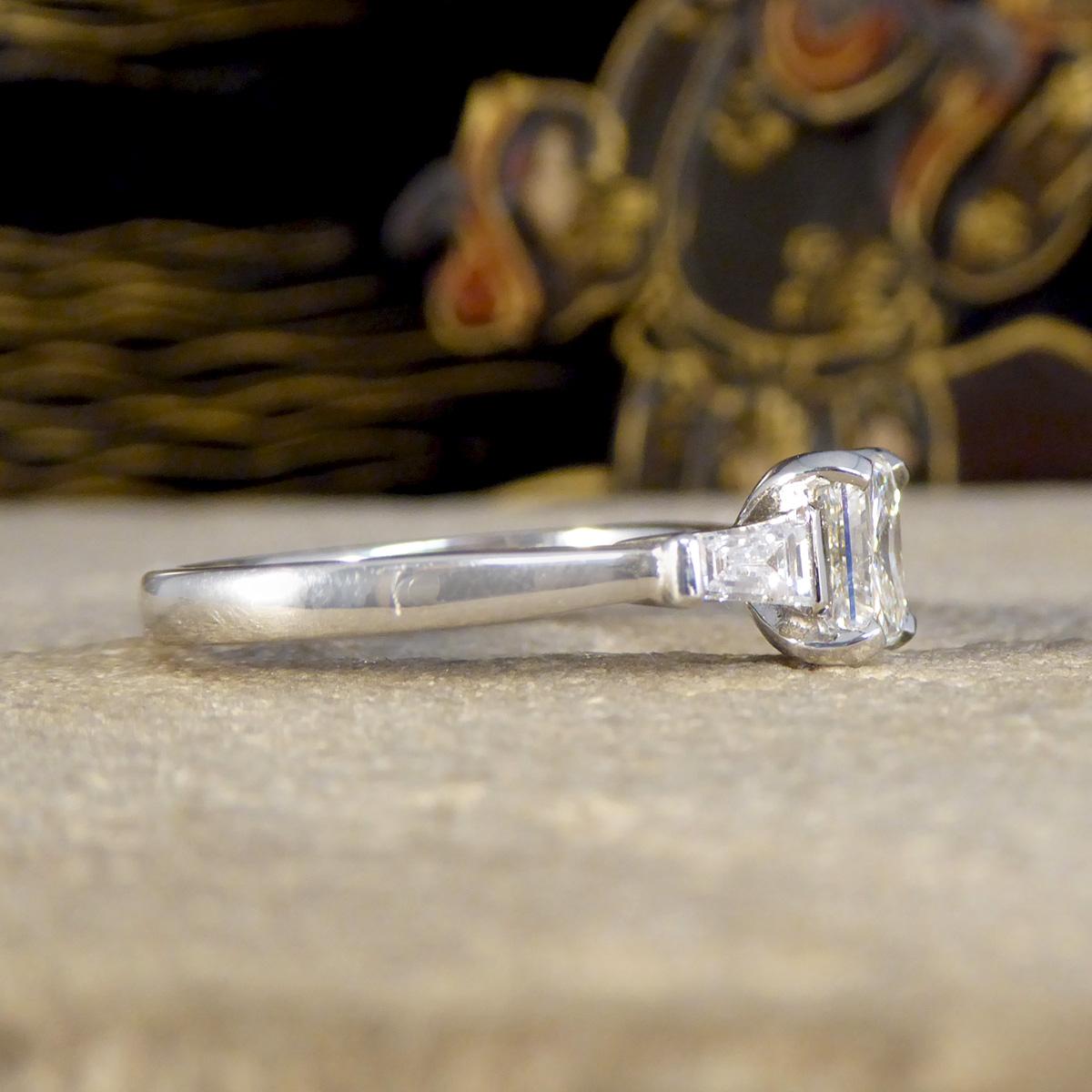 Ring mit Diamant im Strahlenschliff und konisch zulaufenden Baguette-Schulter aus Platin (Art déco) im Angebot