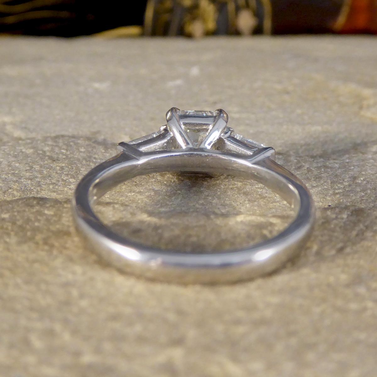 Ring mit Diamant im Strahlenschliff und konisch zulaufenden Baguette-Schulter aus Platin (Radiantschliff) im Angebot