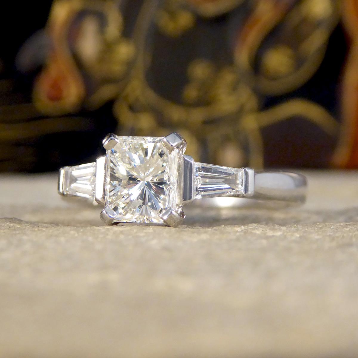 Ring mit Diamant im Strahlenschliff und konisch zulaufenden Baguette-Schulter aus Platin im Zustand „Hervorragend“ im Angebot in Yorkshire, West Yorkshire