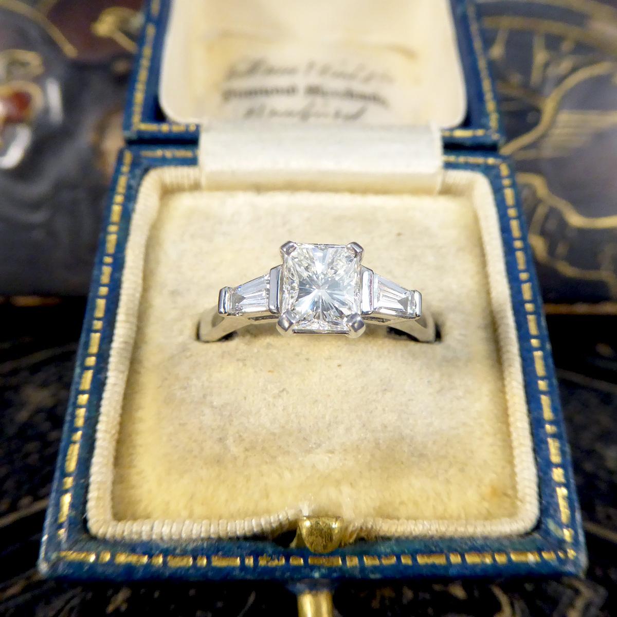 Ring mit Diamant im Strahlenschliff und konisch zulaufenden Baguette-Schulter aus Platin im Angebot 1