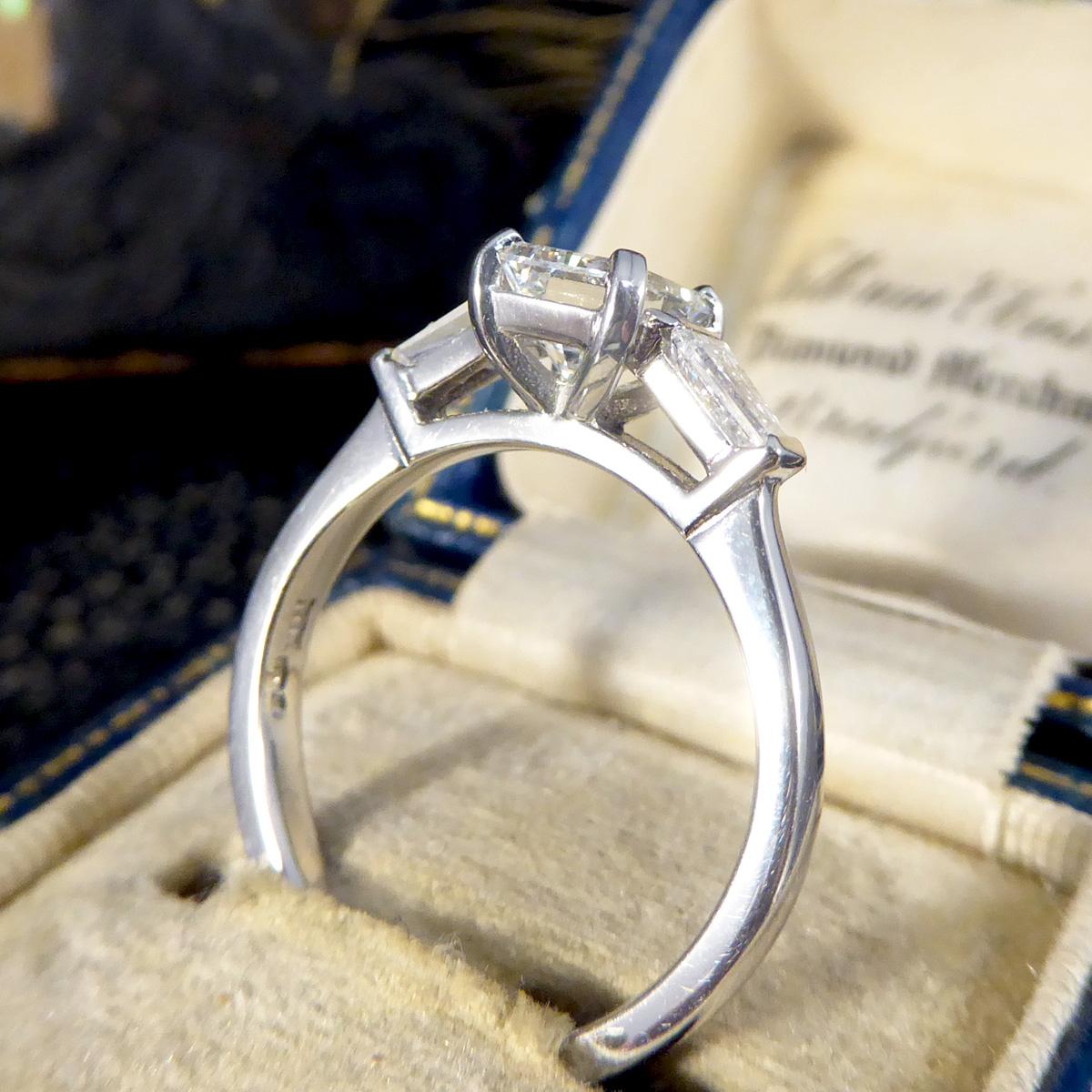 Ring mit Diamant im Strahlenschliff und konisch zulaufenden Baguette-Schulter aus Platin im Angebot 2