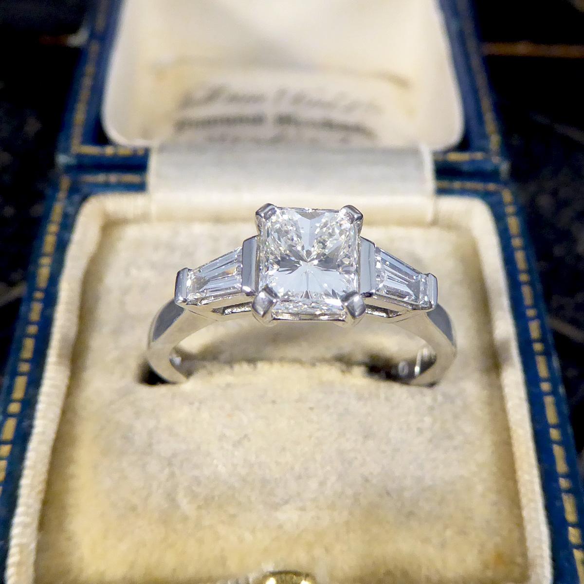 Ring mit Diamant im Strahlenschliff und konisch zulaufenden Baguette-Schulter aus Platin im Angebot 3