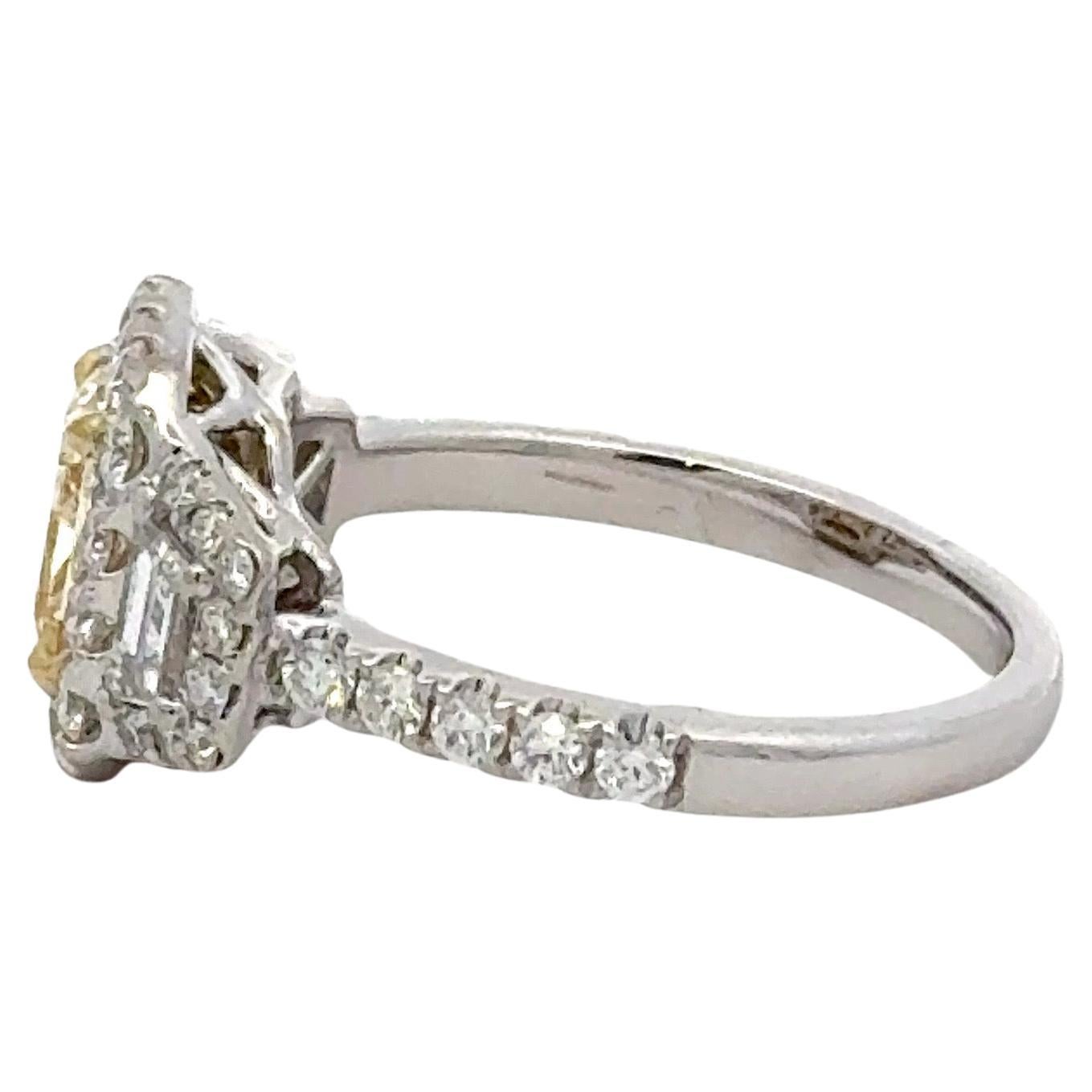 Dieser exquisite Ring ist mit einem atemberaubenden gelben Diamanten im Brillantschliff von 1,07 Karat ausgestattet, dessen Reinheit mit VVS1 zertifiziert ist und der im Farbbereich Y-Z eingestuft wurde, wodurch er eine außergewöhnliche Brillanz und