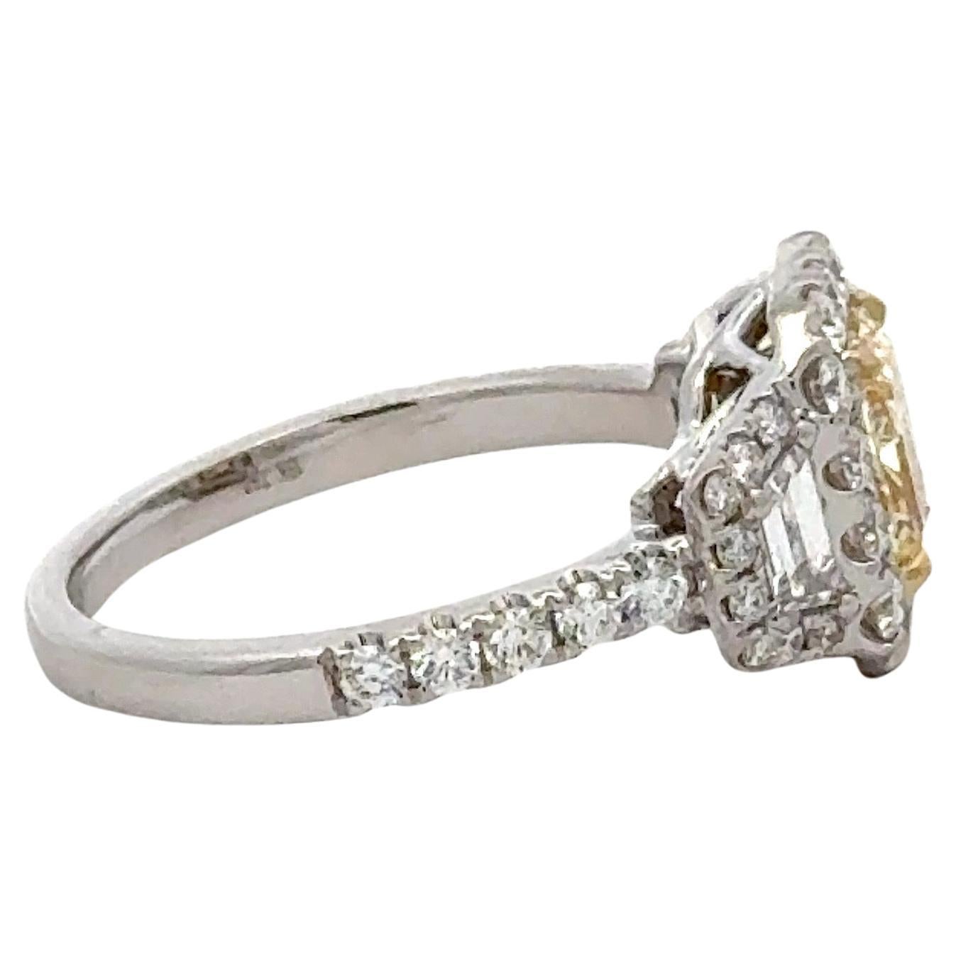 Diamant-Halo-Ring mit Strahlenschliff und drei Steinen 2,17 CTTW Y-Z VVS1 18 Karat Weißgold (Zeitgenössisch) im Angebot