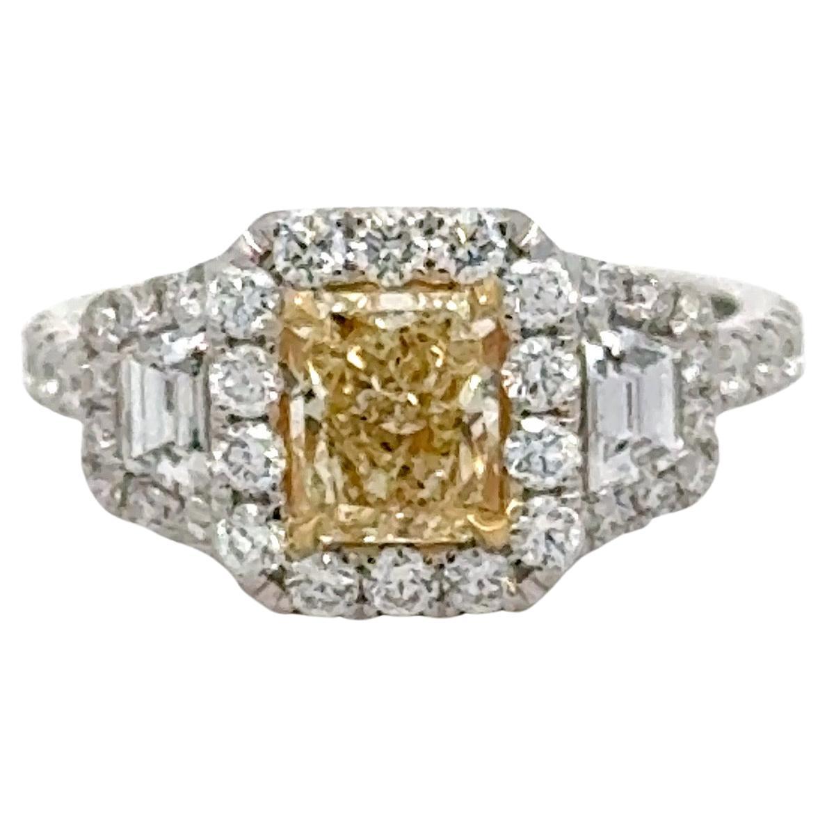 Diamant-Halo-Ring mit Strahlenschliff und drei Steinen 2,17 CTTW Y-Z VVS1 18 Karat Weißgold im Angebot