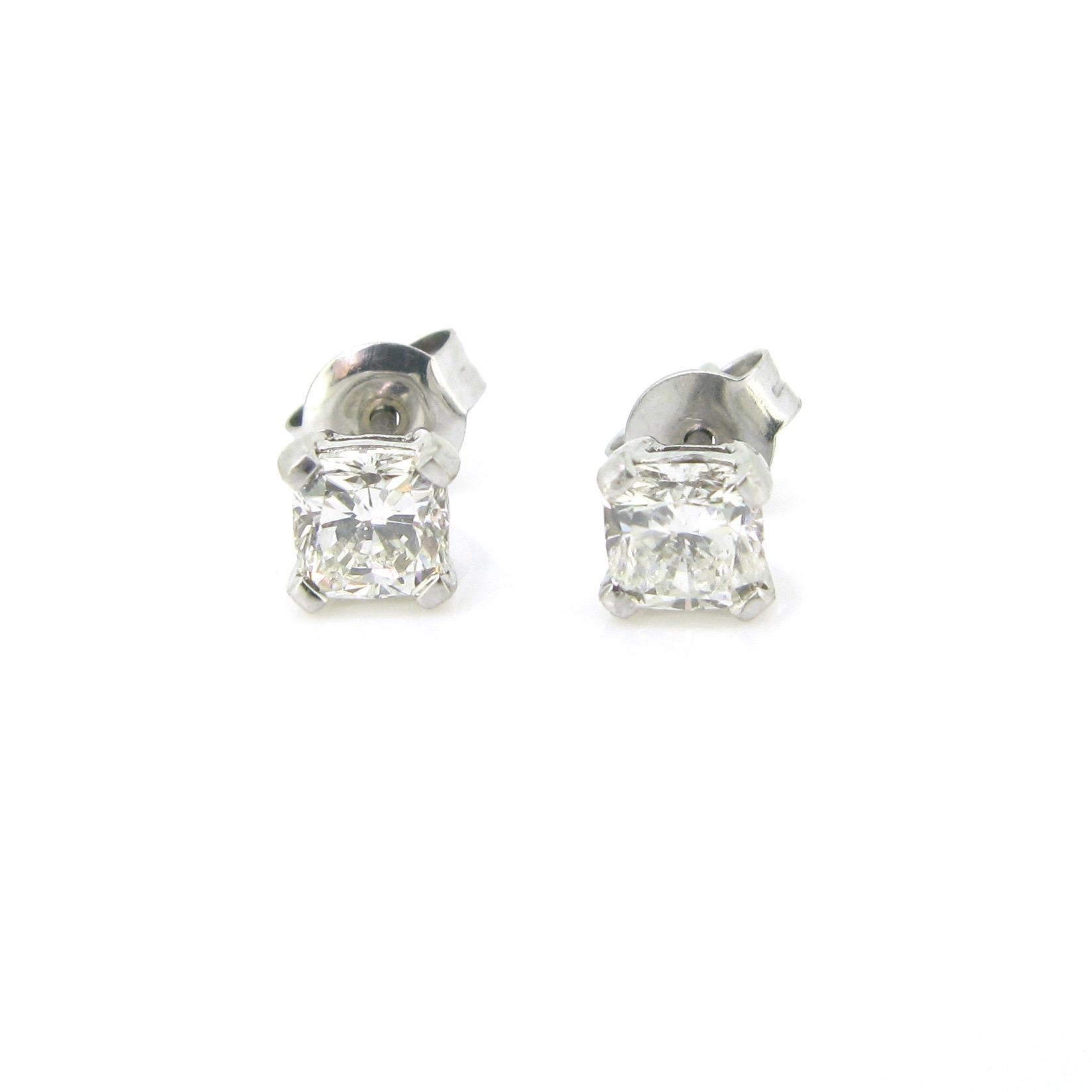 The brilliant cut diamonds are set on 18kt white gold. Each of them weight 0.63ct  : one is H/SI and the second one is I/VS. The earrings weigh 1,70gr and they remain properly on the ear thank to the clasp. These are perfect for everyday.

Weight :
