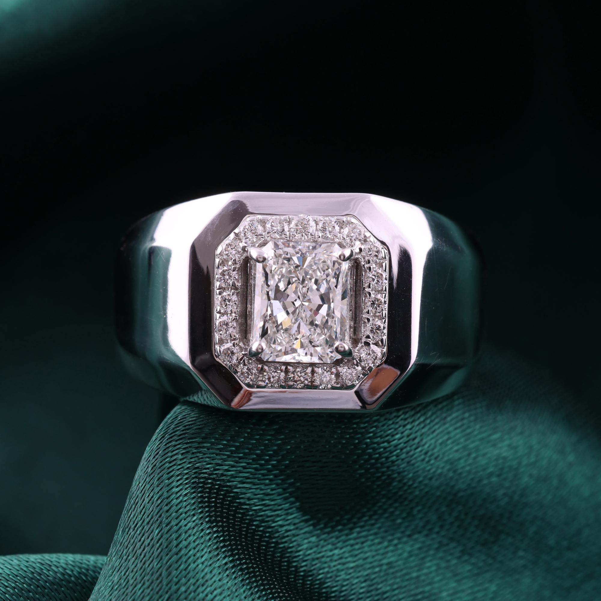 Radiant Cut Diamond Wide Band Halo Men's Statement Ring 14K Weißgold-Schmuck (Art déco) im Angebot