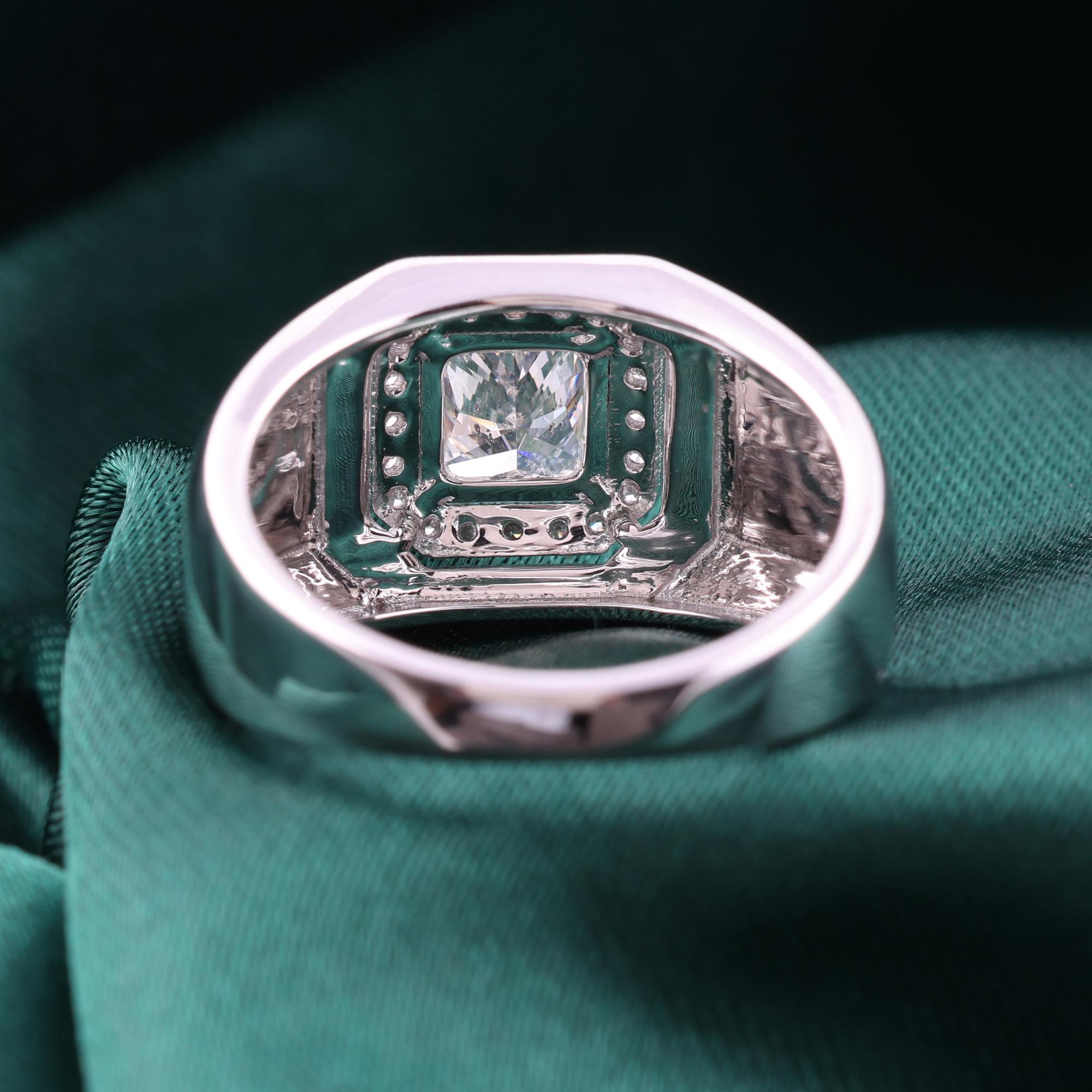 Radiant Cut Diamond Wide Band Halo Men's Statement Ring 14K Weißgold-Schmuck im Zustand „Neu“ im Angebot in Diera, Dubai