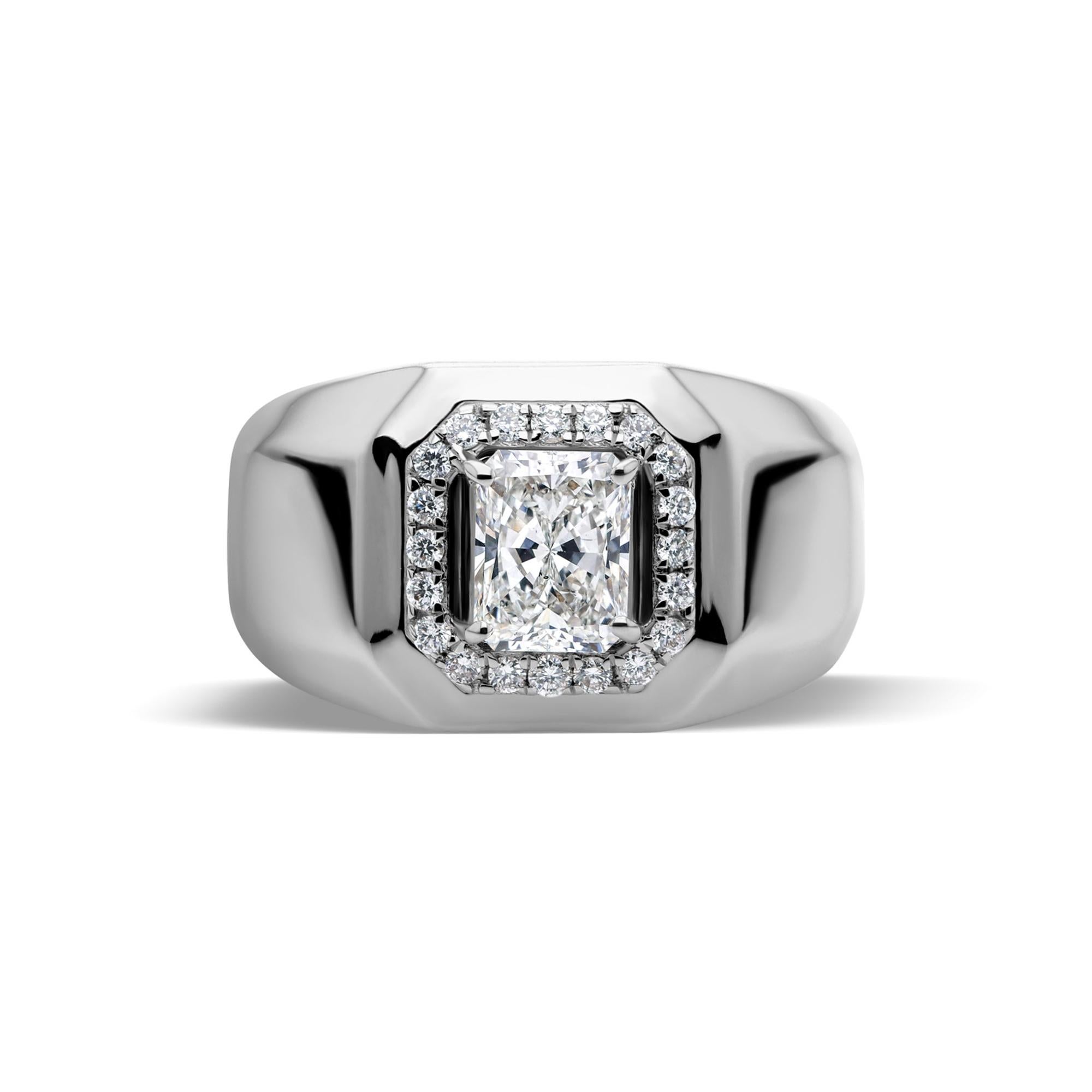 Radiant Cut Diamond Wide Band Halo Men's Statement Ring 14K Weißgold-Schmuck im Angebot 1