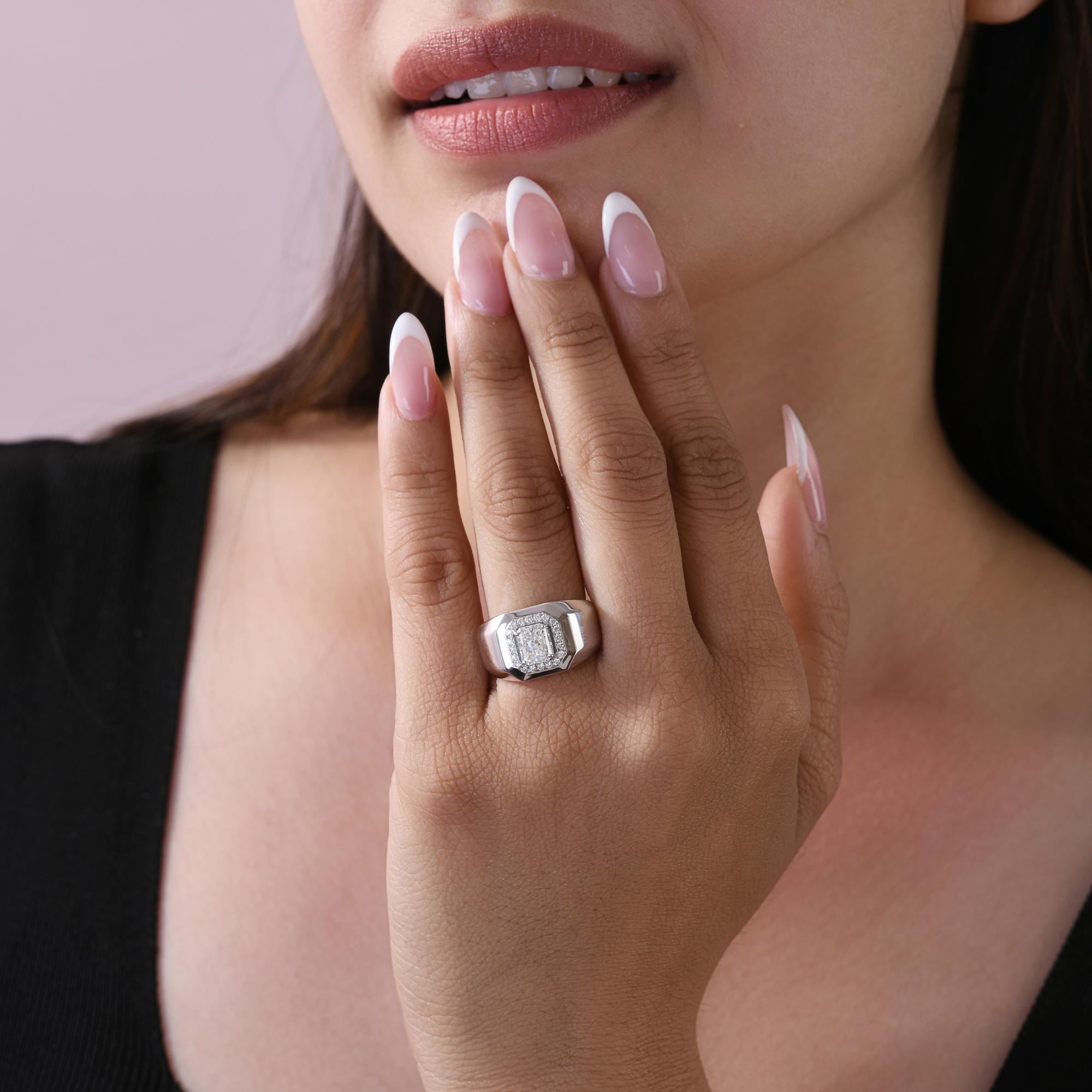 Im Angebot: Radiant Cut Diamond Wide Band Halo Men's Statement Ring 18K Weißgold-Schmuck () 8