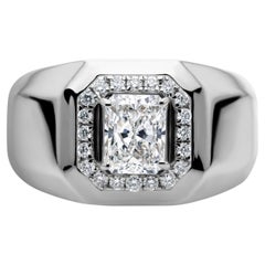 Anello di dichiarazione da uomo con diamante a taglio radiante a fascia larga in oro bianco 18 carati