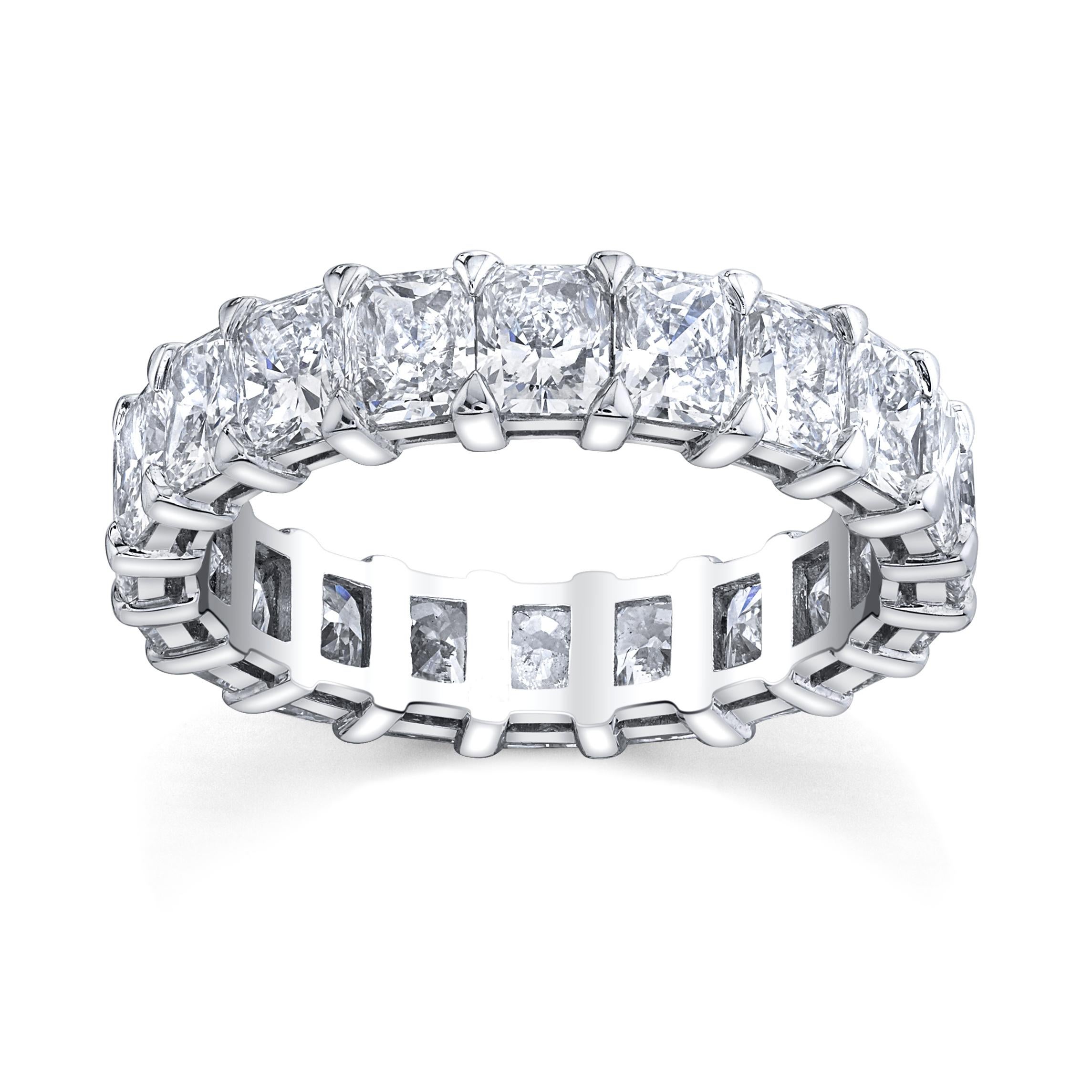 Eternity-Ring aus Platin mit Diamanten im Strahlenschliff (Radiantschliff) im Angebot