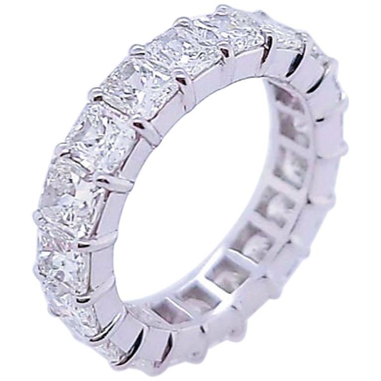 Eternity-Ring aus Platin mit Diamanten im Strahlenschliff im Angebot