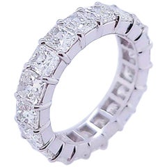 Anillo de eternidad de platino con diamantes talla radiante