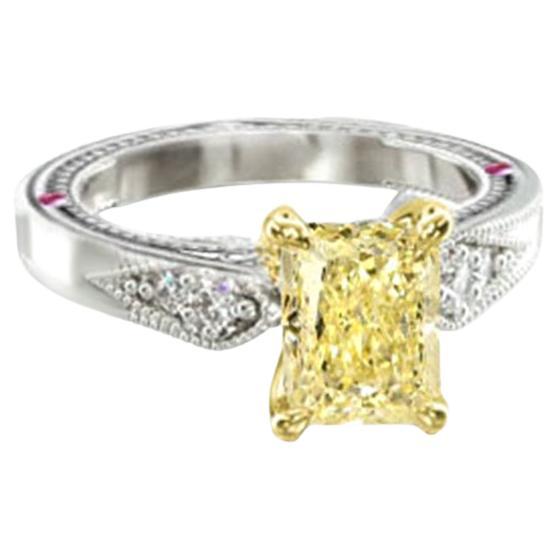 Bague sur mesure en diamant jaune fantaisie taille radiant sans défaut interne avec diamants ronds