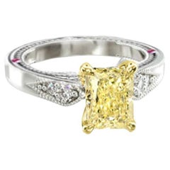 Bague sur mesure en diamant jaune fantaisie taille radiant sans défaut interne avec diamants ronds