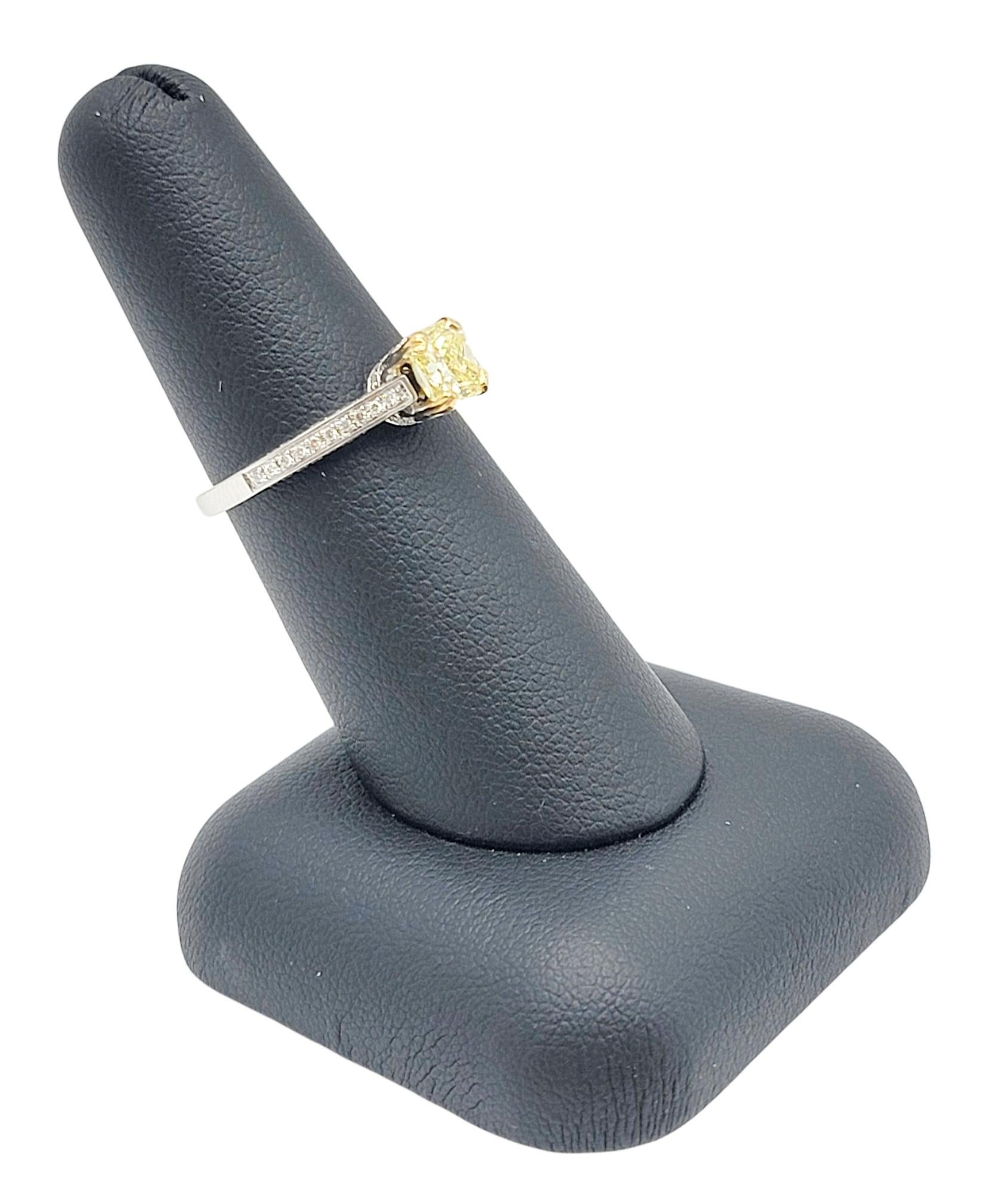 Bague de fiançailles en or blanc avec diamant jaune radiant fantaisie taille radiant en vente 4