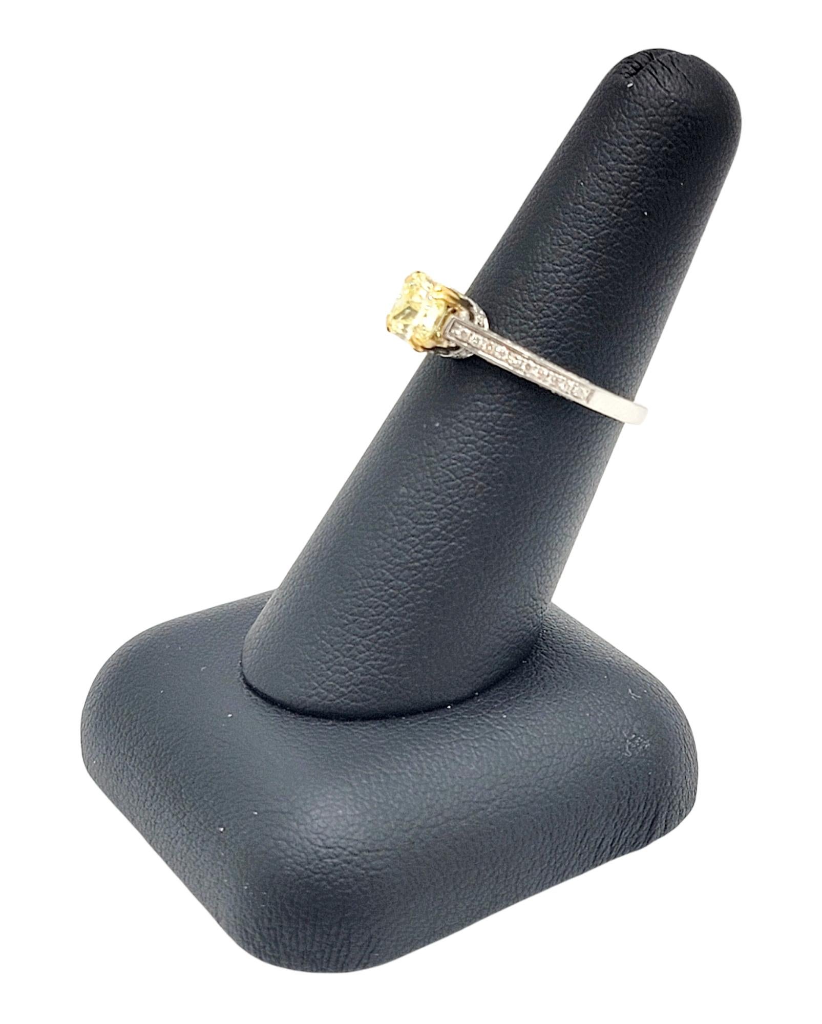 Bague de fiançailles en or blanc avec diamant jaune radiant fantaisie taille radiant en vente 5