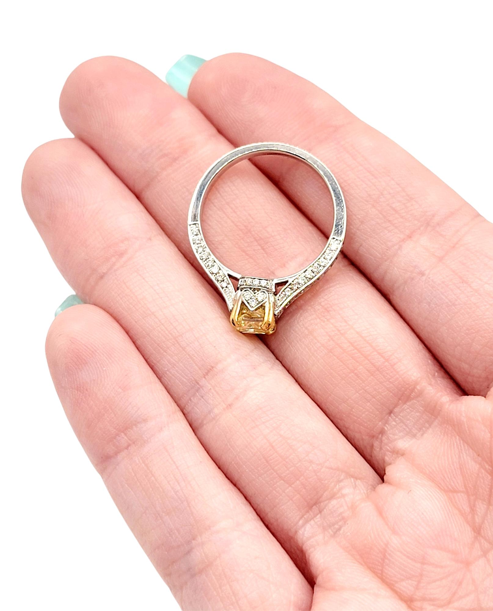 Bague de fiançailles en or blanc avec diamant jaune radiant fantaisie taille radiant en vente 7