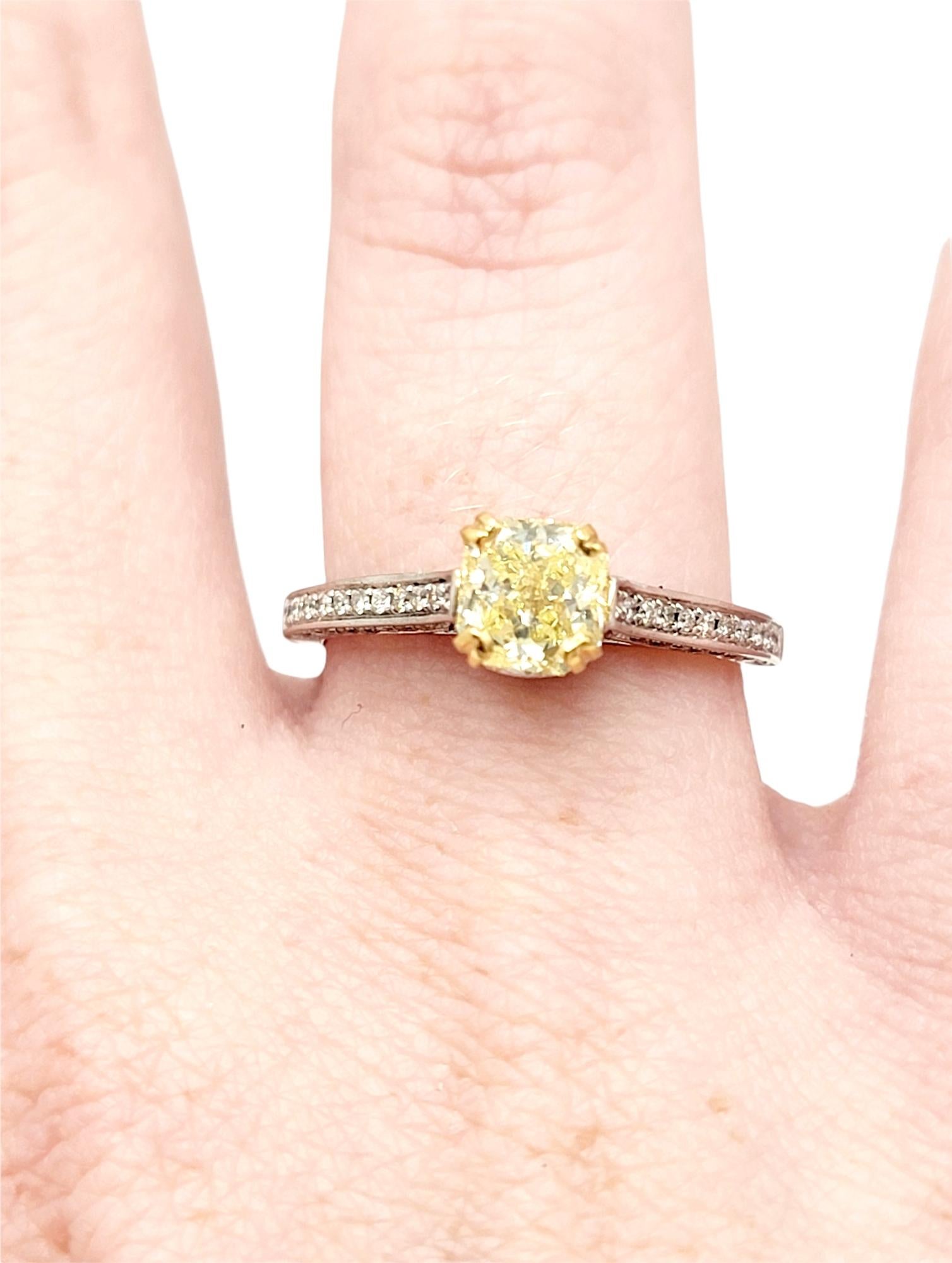 Bague de fiançailles en or blanc avec diamant jaune radiant fantaisie taille radiant en vente 8