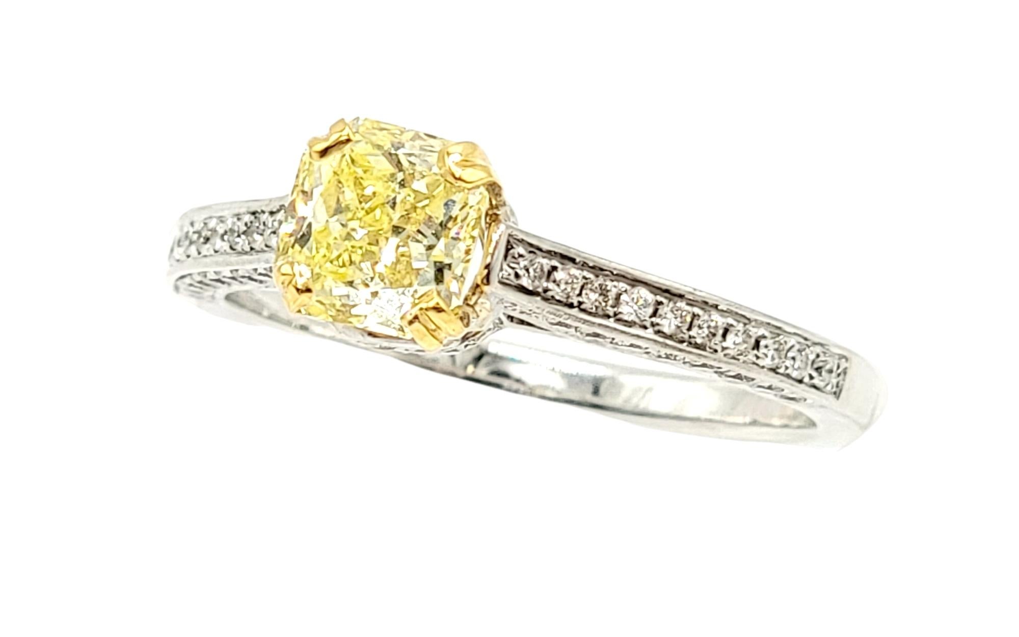 Contemporain Bague de fiançailles en or blanc avec diamant jaune radiant fantaisie taille radiant en vente