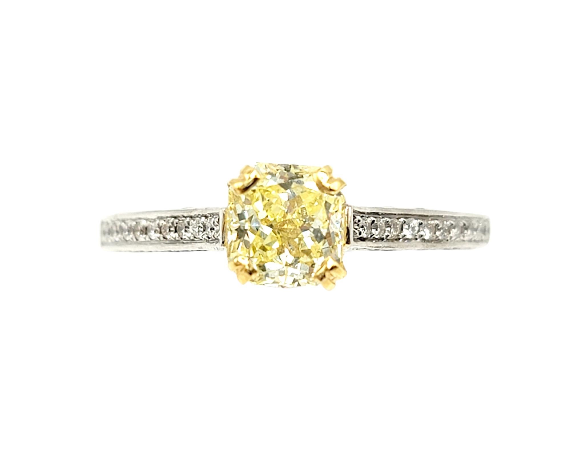 Taille radiant Bague de fiançailles en or blanc avec diamant jaune radiant fantaisie taille radiant en vente