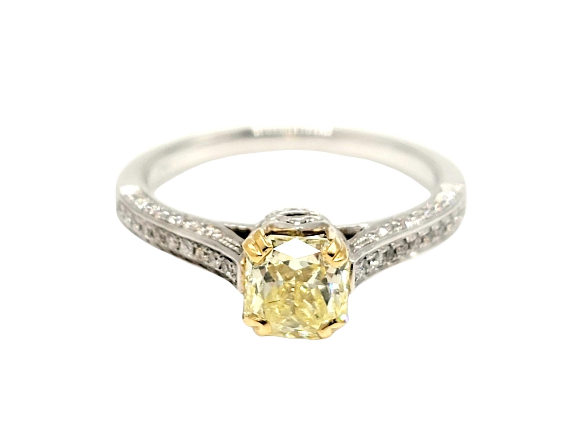 Bague de fiançailles en or blanc avec diamant jaune radiant fantaisie taille radiant Bon état - En vente à Scottsdale, AZ