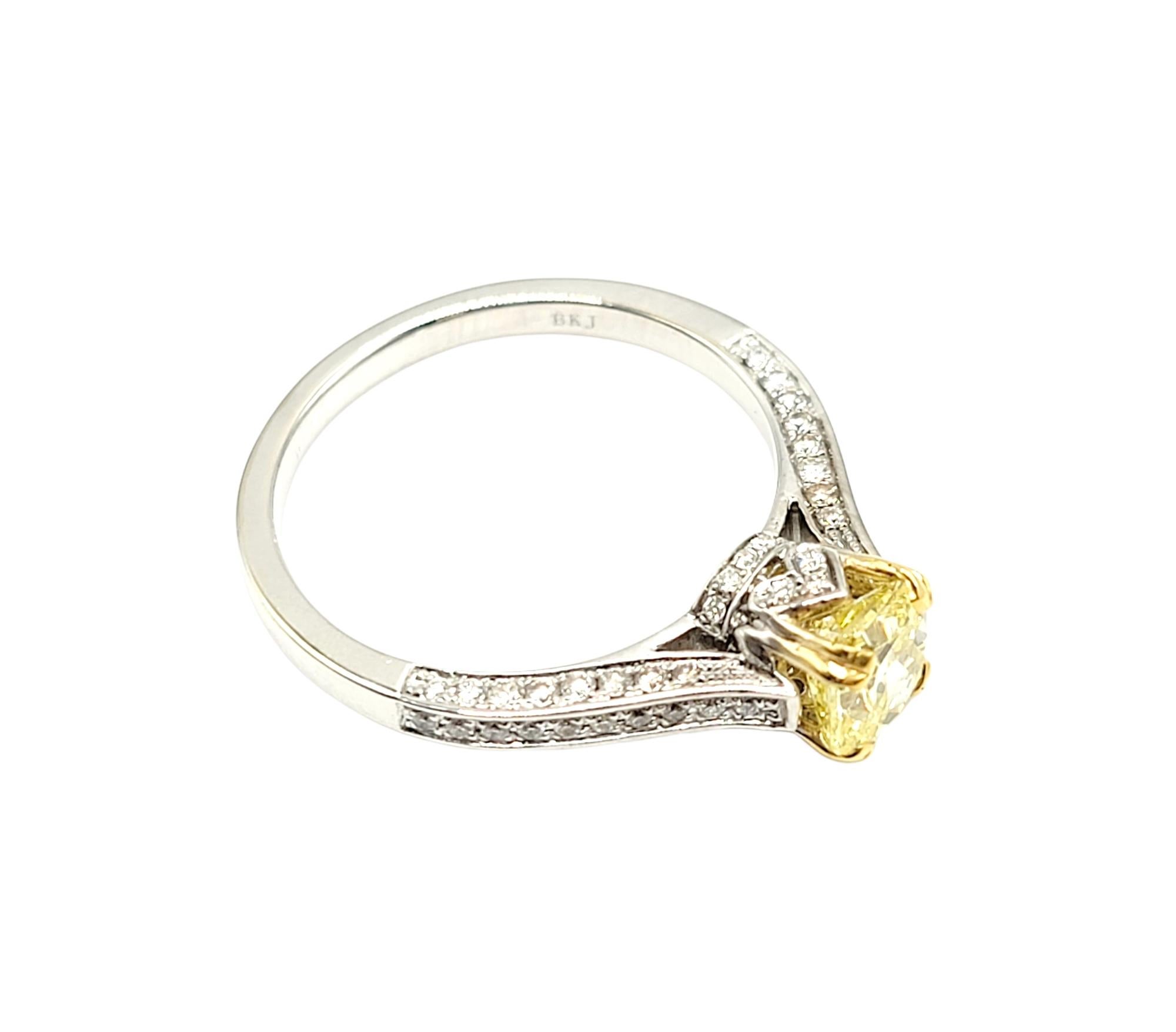 Bague de fiançailles en or blanc avec diamant jaune radiant fantaisie taille radiant Pour femmes en vente
