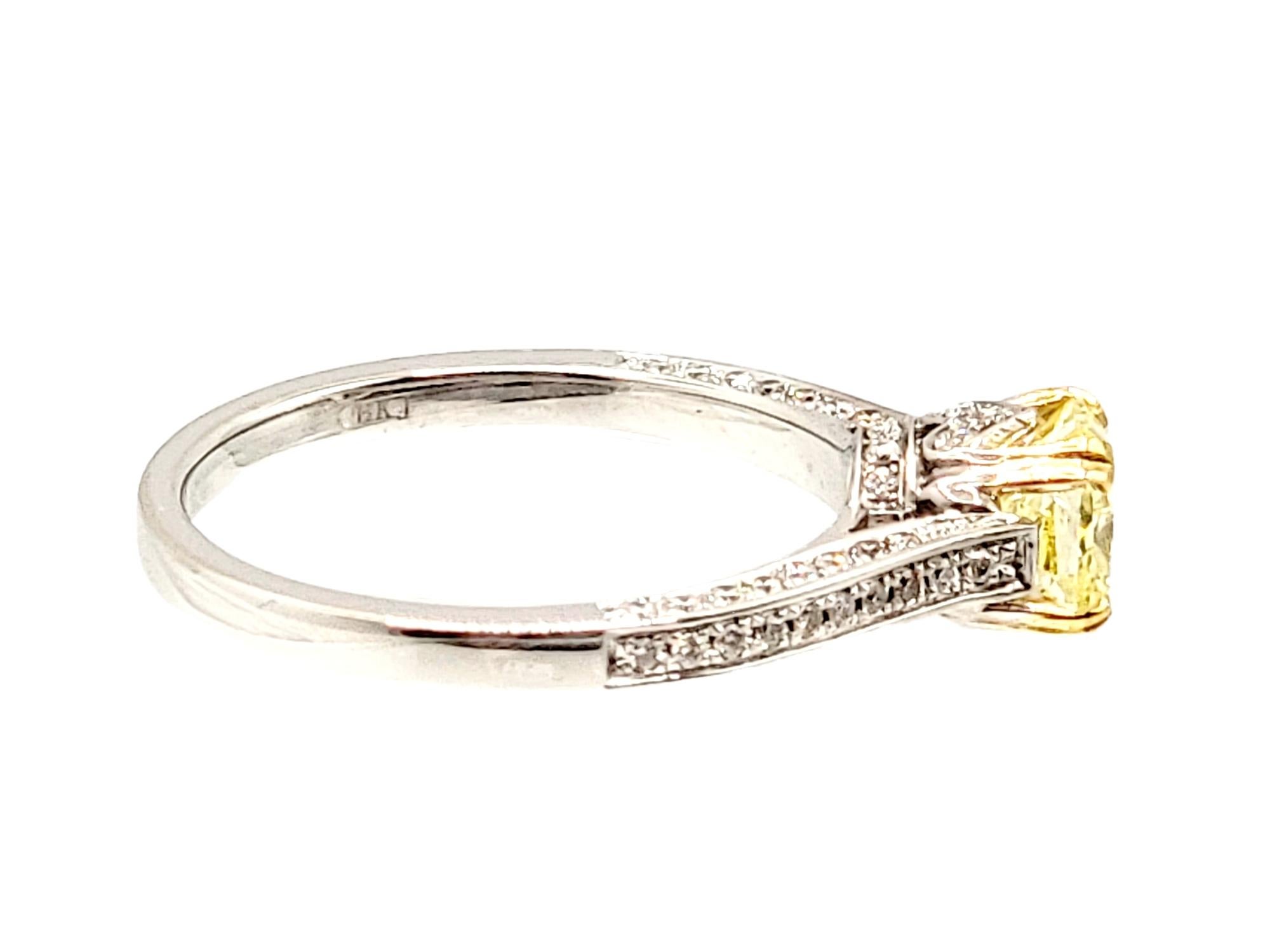 Bague de fiançailles en or blanc avec diamant jaune radiant fantaisie taille radiant en vente 1