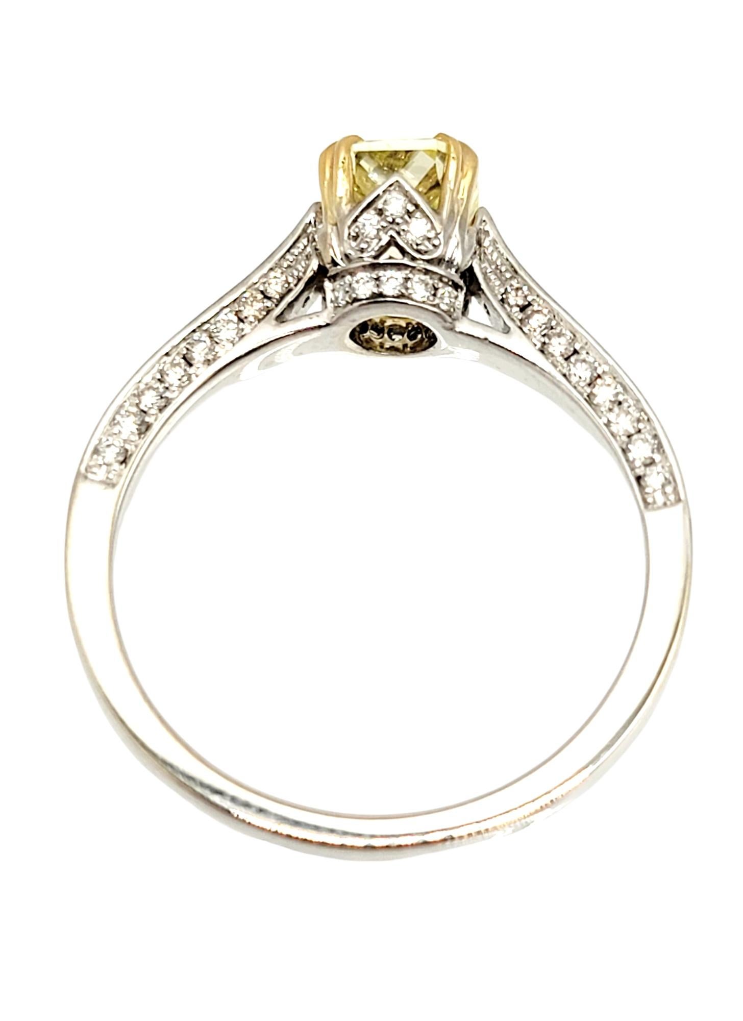 Bague de fiançailles en or blanc avec diamant jaune radiant fantaisie taille radiant en vente 2